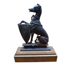 Un gradino in ghisa vittoriano modellato come un levriero.