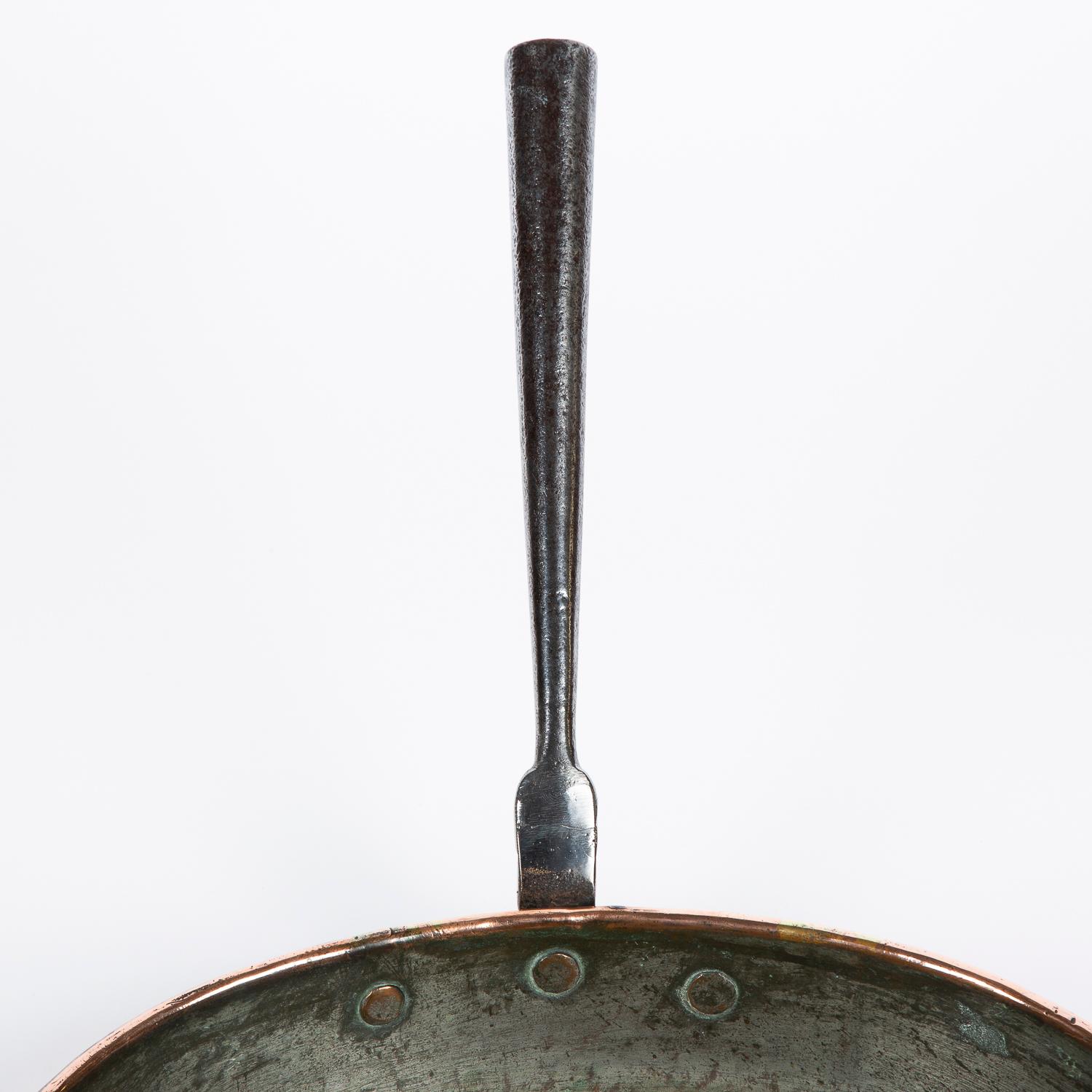 English Victorian Century Copper Frying Pan with Riveted Iron Handle For Sale