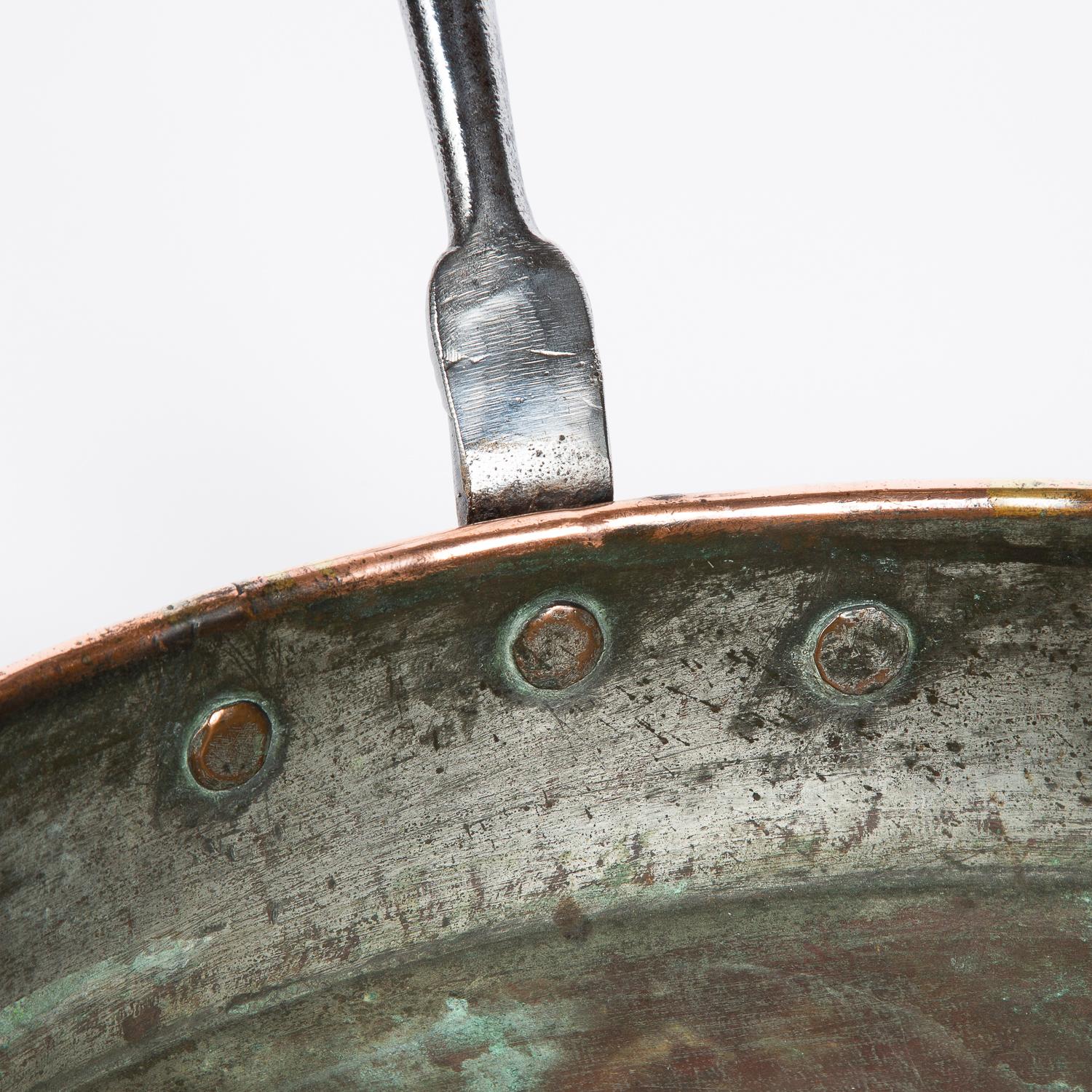 Victorian Century Copper Frying Pan with Riveted Iron Handle In Good Condition For Sale In London, GB