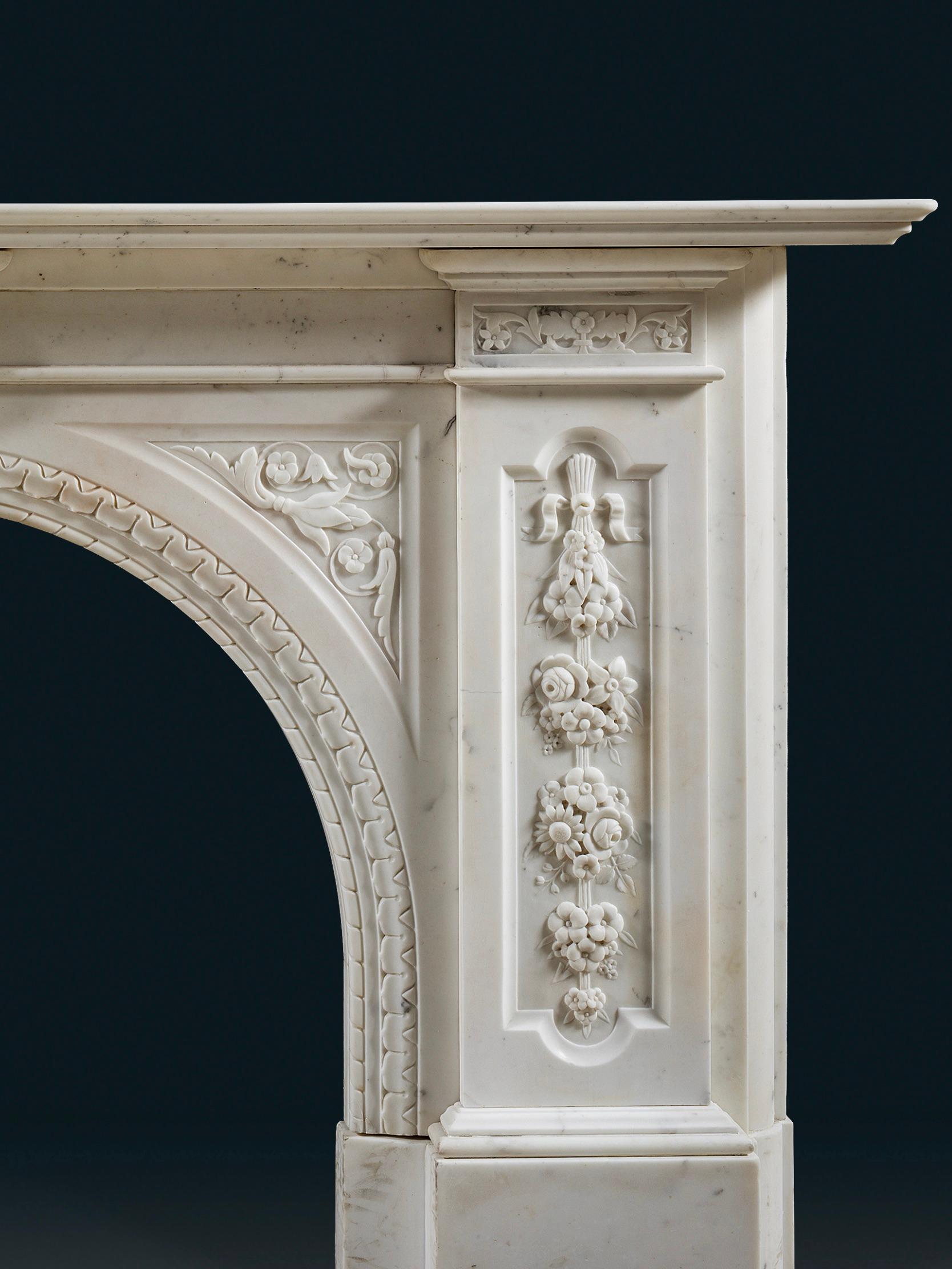 Anglais Cheminée victorienne de forme architecturale brutale en marbre de Carrare en vente