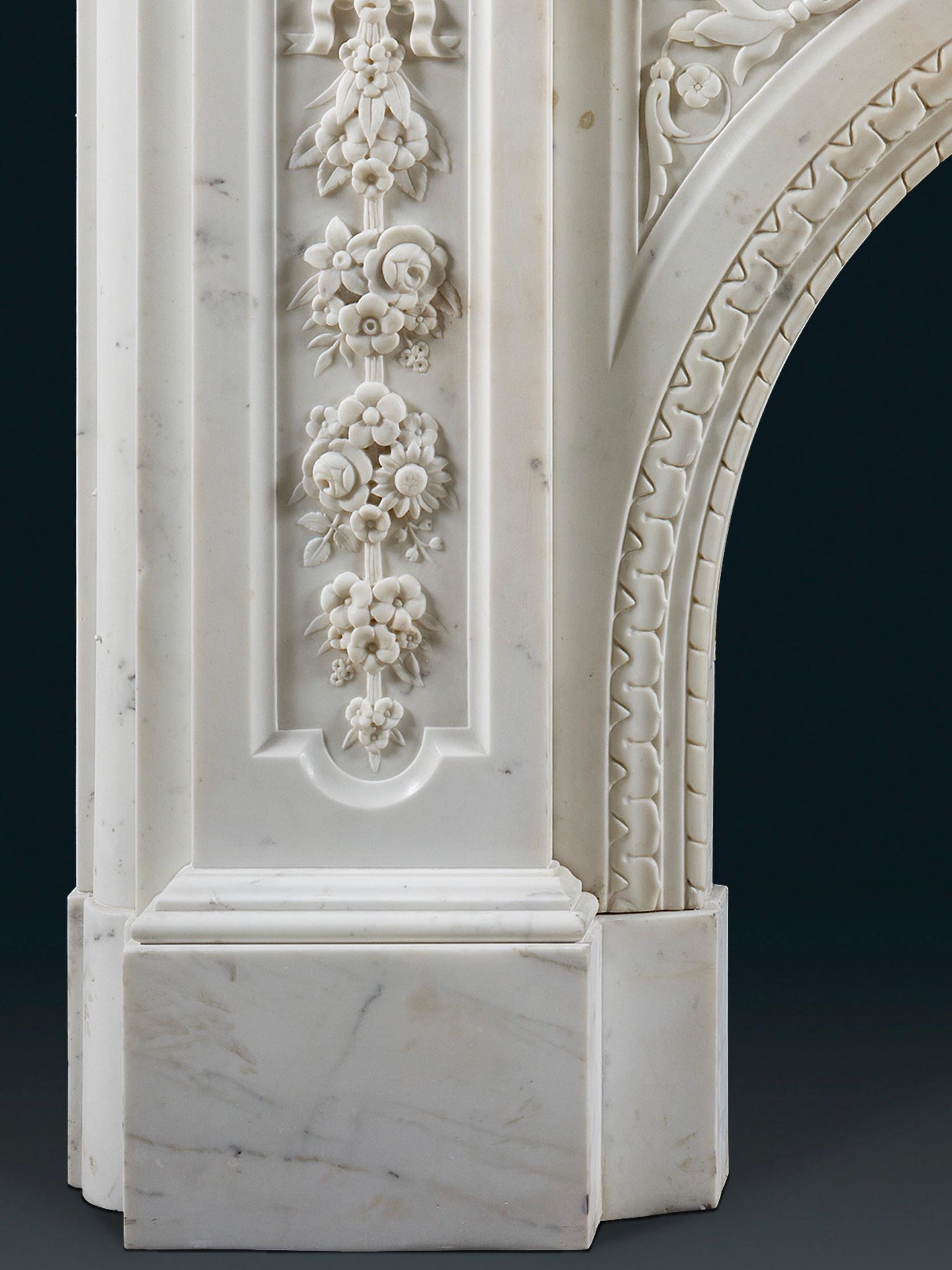 Sculpté Cheminée victorienne de forme architecturale brutale en marbre de Carrare en vente