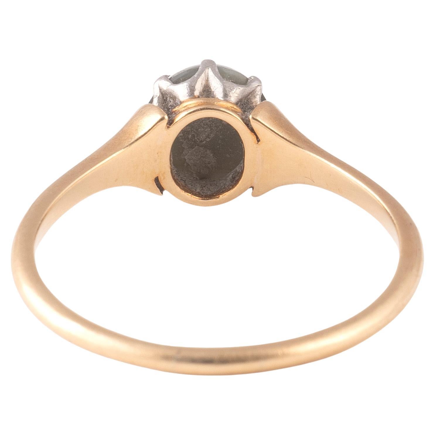 Anillo victoriano con incrustaciones de un ojo de gato redondo de crisoberilo talla cabujón, entre anchos hombros ahusados, a un aro liso de oro amarillo de 18 quilates.

Periodo: finales del siglo XIX.
Tamaño del dedo: 8 1/2
Peso: 2,46gr.
