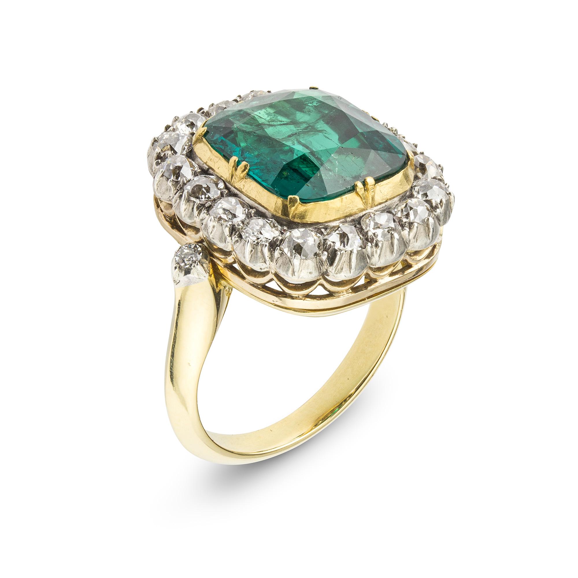 Fino anillo victoriano de esmeralda colombiana y racimo de diamantes, esmeralda de origen colombiano de 5,54 quilates acompañada de un certificado de la SSEF, engastada en el centro de un racimo rectangular rodeado de dieciocho diamantes talla