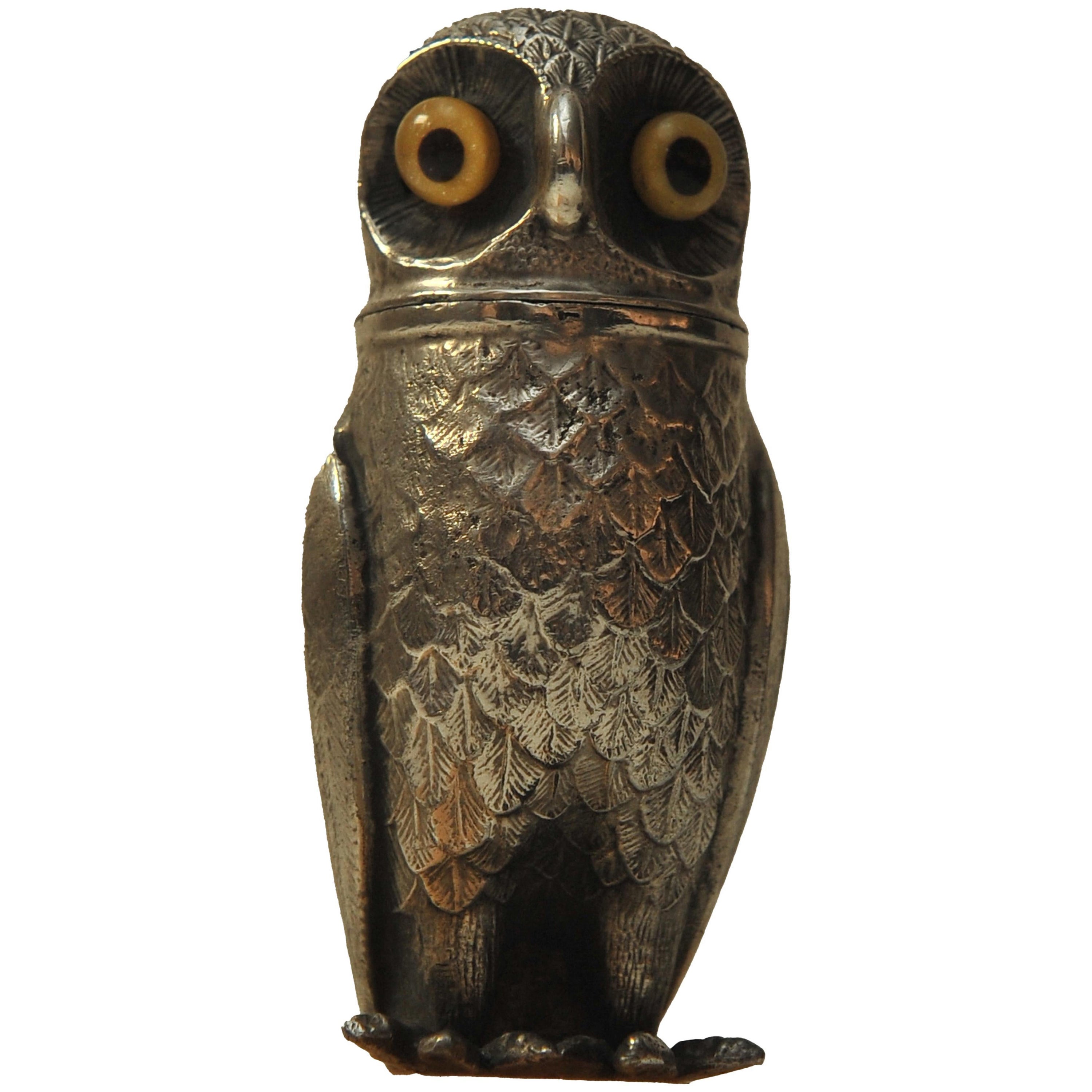 A Victorian Continental Silver Pepperette In The Form of An Owl With Glass Eyes en vente