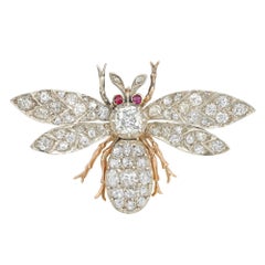 Une broche victorienne en forme d'abeille sertie de diamants