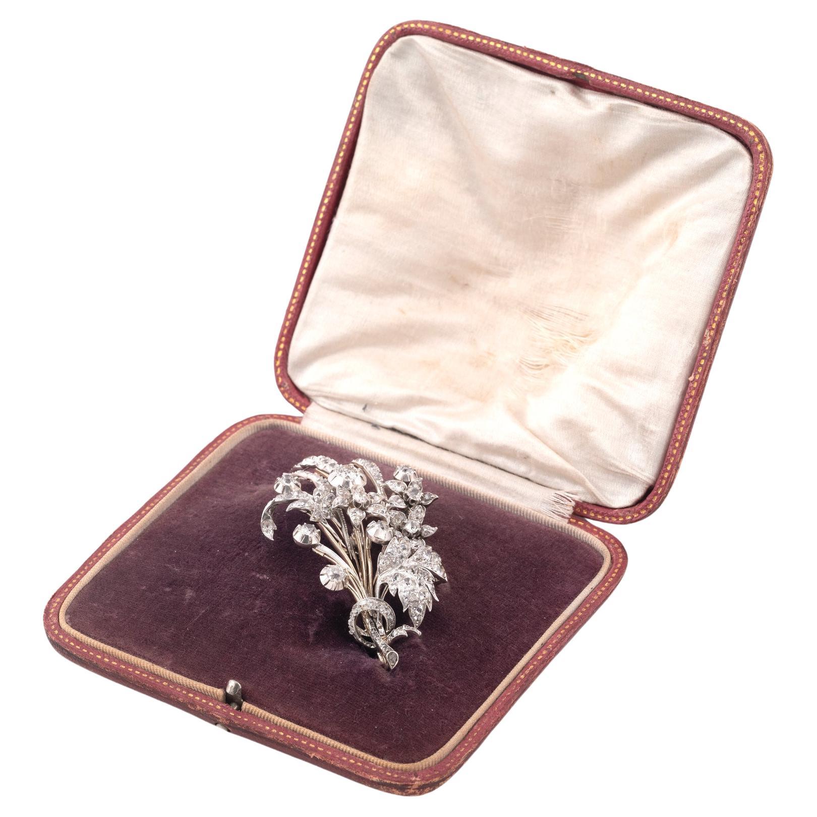 Broche victorienne en diamant, fin du 19e siècle, conçue comme une gerbe de fleurs, sertie de diamants circulaires et de diamants taillés en rose, environ 6,5 ct, longueur 8 cm.
Avec étui.