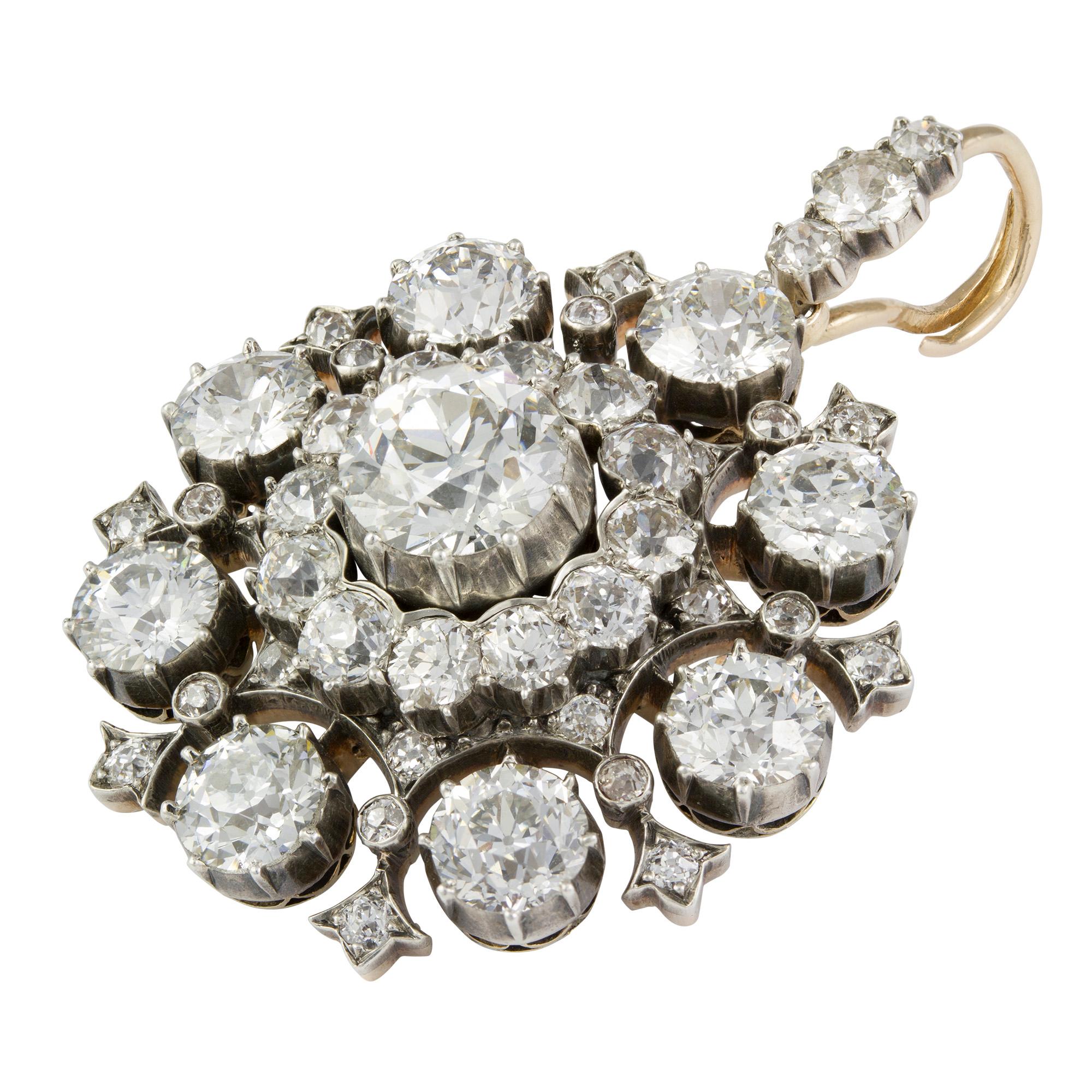 Eine Diamant- und Zuchtperlenkette mit einem feinen viktorianischen Diamanten in der Mitte, besetzt mit einem alten Brillanten mit einem geschätzten Gewicht von 1.65 Karat, umgeben von einem Altschliff-Diamanten-Cluster, umgeben von acht größeren