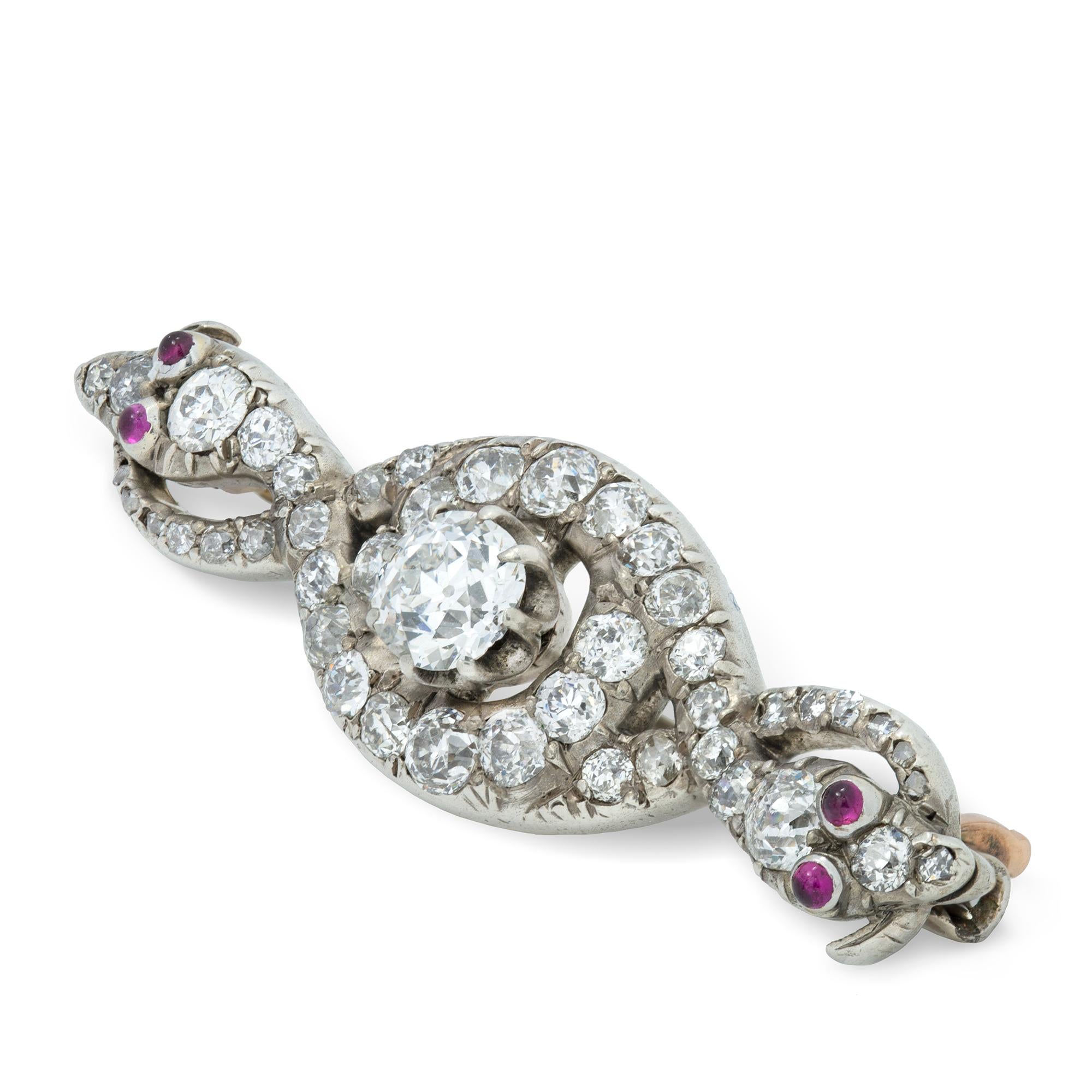 Broche serpent double en diamant de style victorien, le diamant central de taille européenne ancienne pesant approximativement 0,55 carat, entouré de deux serpents entrelacés et enroulés en forme de huit, les corps et les museaux incrustés de