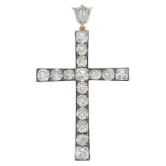 Un colgante victoriano con forma de cruz y engastado con diamantes
