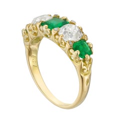 Ein viktorianischer Ring mit fünf Smaragden und Diamanten
