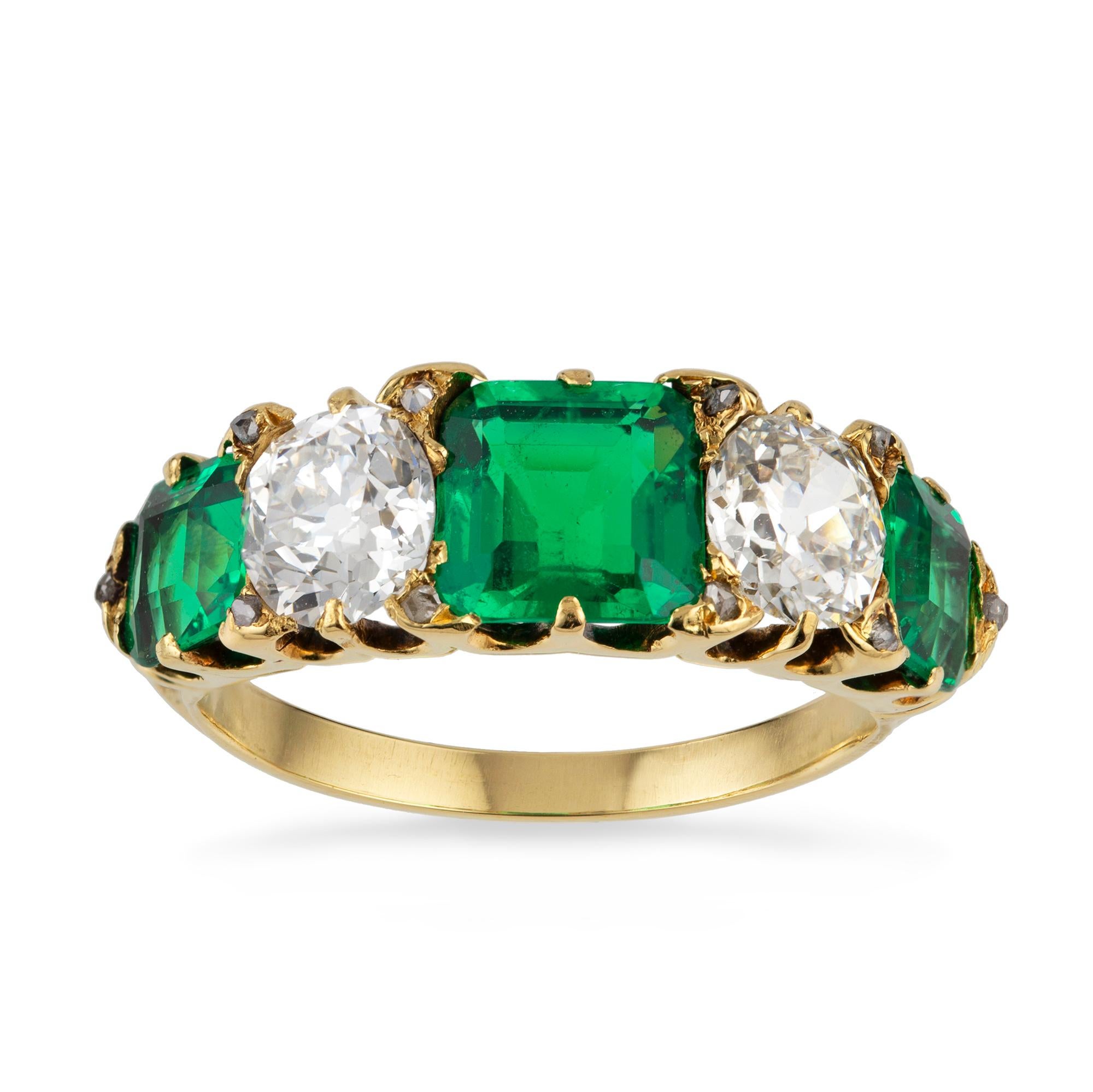 Viktorianischer Smaragd- und Diamant-Fünf-Stein-Ring (Alteuropäischer Schliff) im Angebot