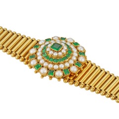Un bracciale vittoriano in oro giallo con smeraldi e perle