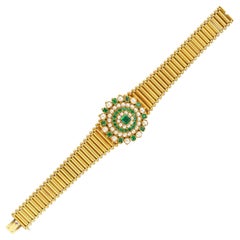 Un bracciale vittoriano in oro giallo con smeraldi e perle