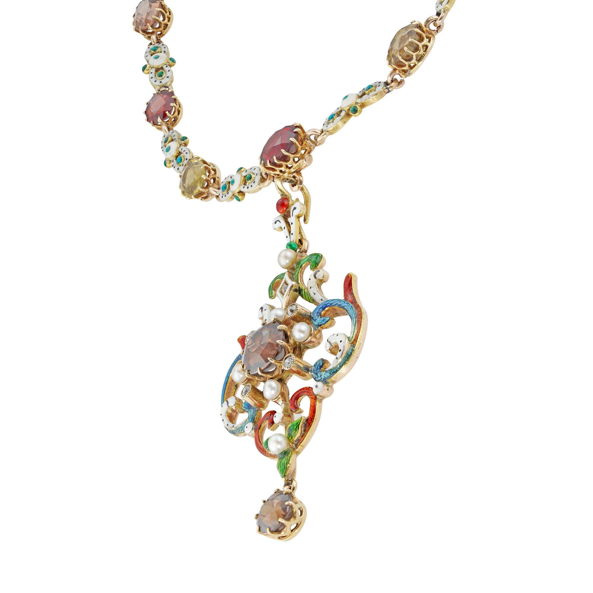 Collier victorien en émail, zircon, grenat et saphir, composé d'un pendentif serti au centre d'un zircon brun rond à facettes avec une grappe de perles de rocaille alternées et de petits diamants de taille ancienne, entouré d'un cadre à motifs de