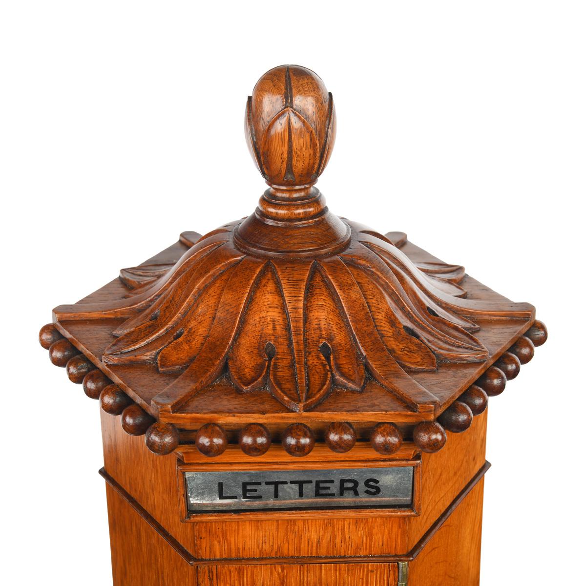 A Victorian English oak 6 sided Country house letter box Inglés en venta
