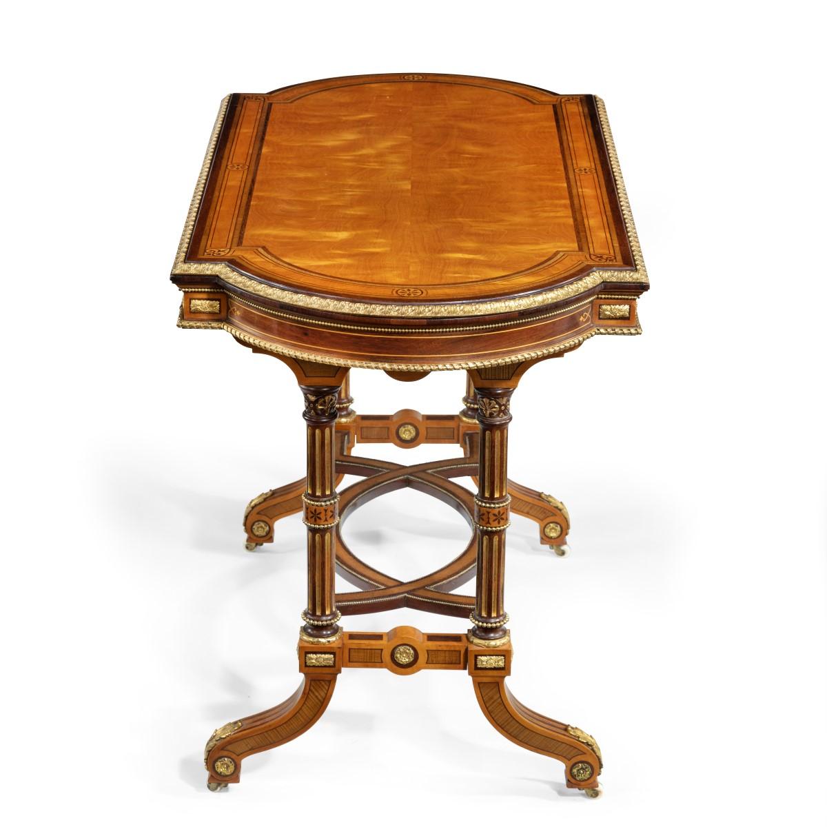 Table à écrire pour dames en bois de satin fin de l'époque victorienne, attribuée à Holland & Sons en vente 4