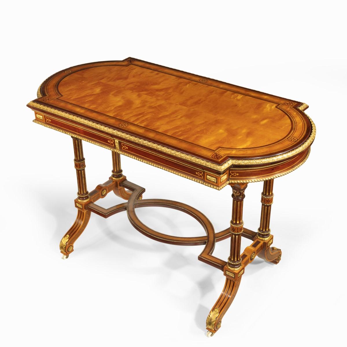 Table à écrire pour dames en bois de satin fin de l'époque victorienne, attribuée à Holland & Sons en vente 5