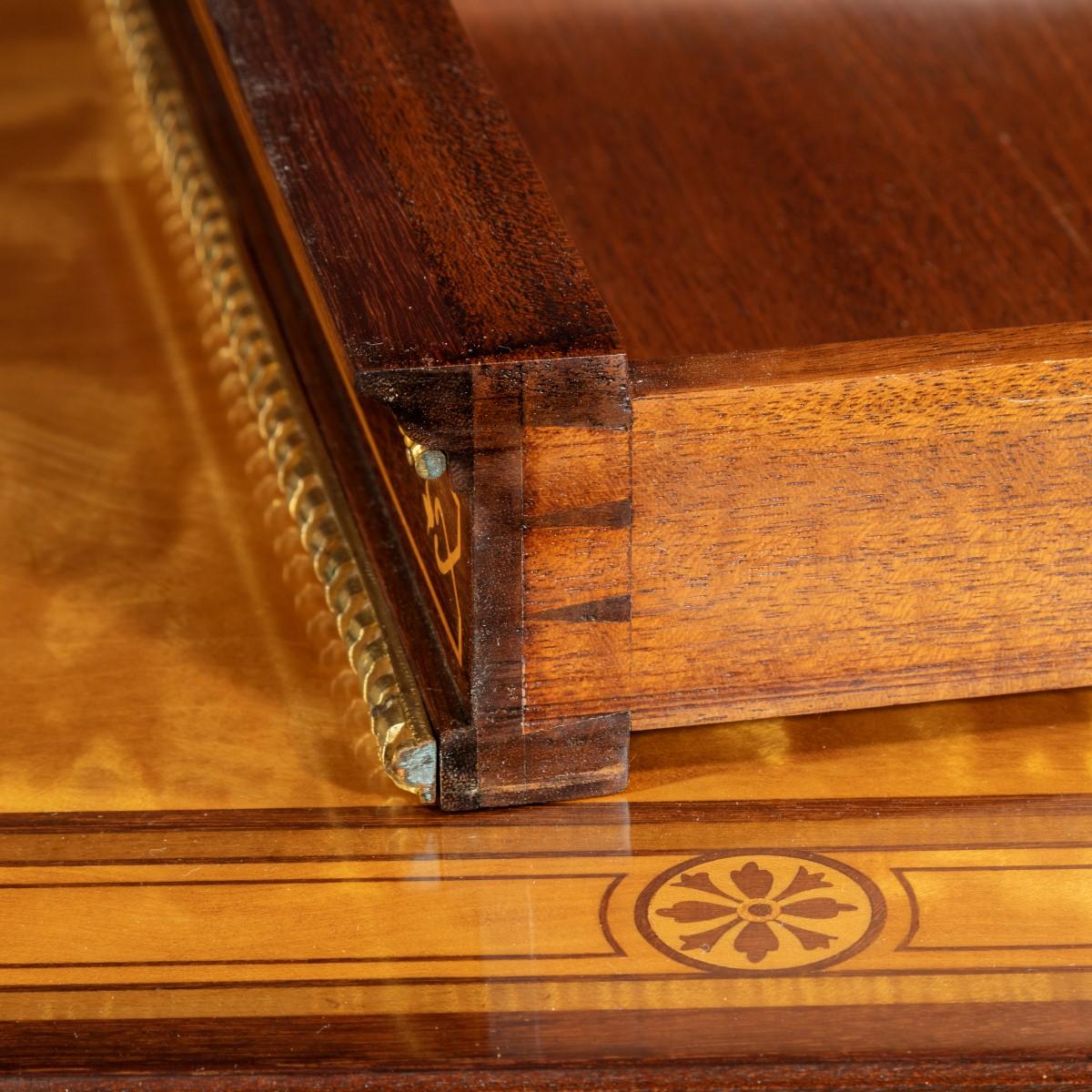 Table à écrire pour dames en bois de satin fin de l'époque victorienne, attribuée à Holland & Sons Bon état - En vente à Lymington, Hampshire