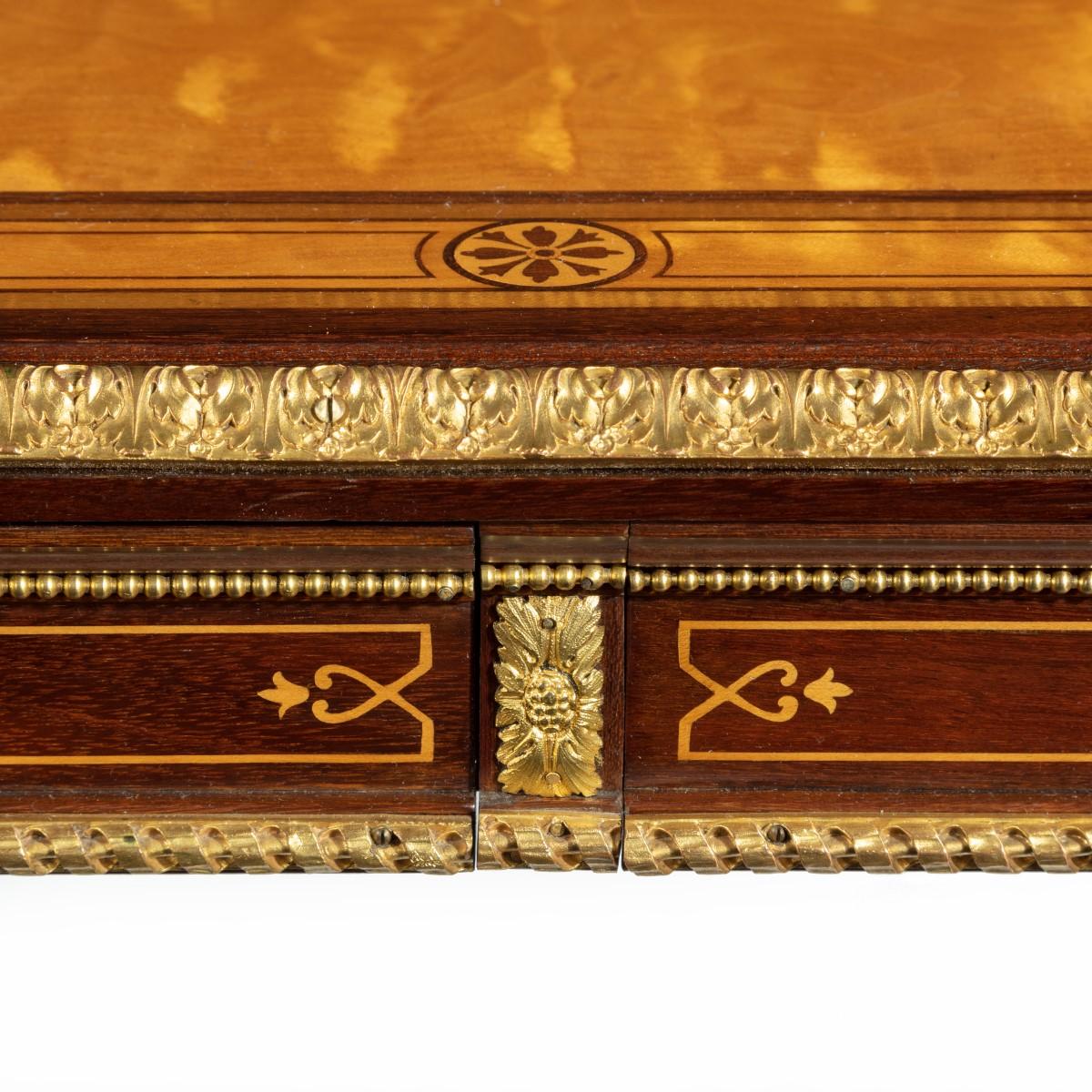 XIXe siècle Table à écrire pour dames en bois de satin fin de l'époque victorienne, attribuée à Holland & Sons en vente
