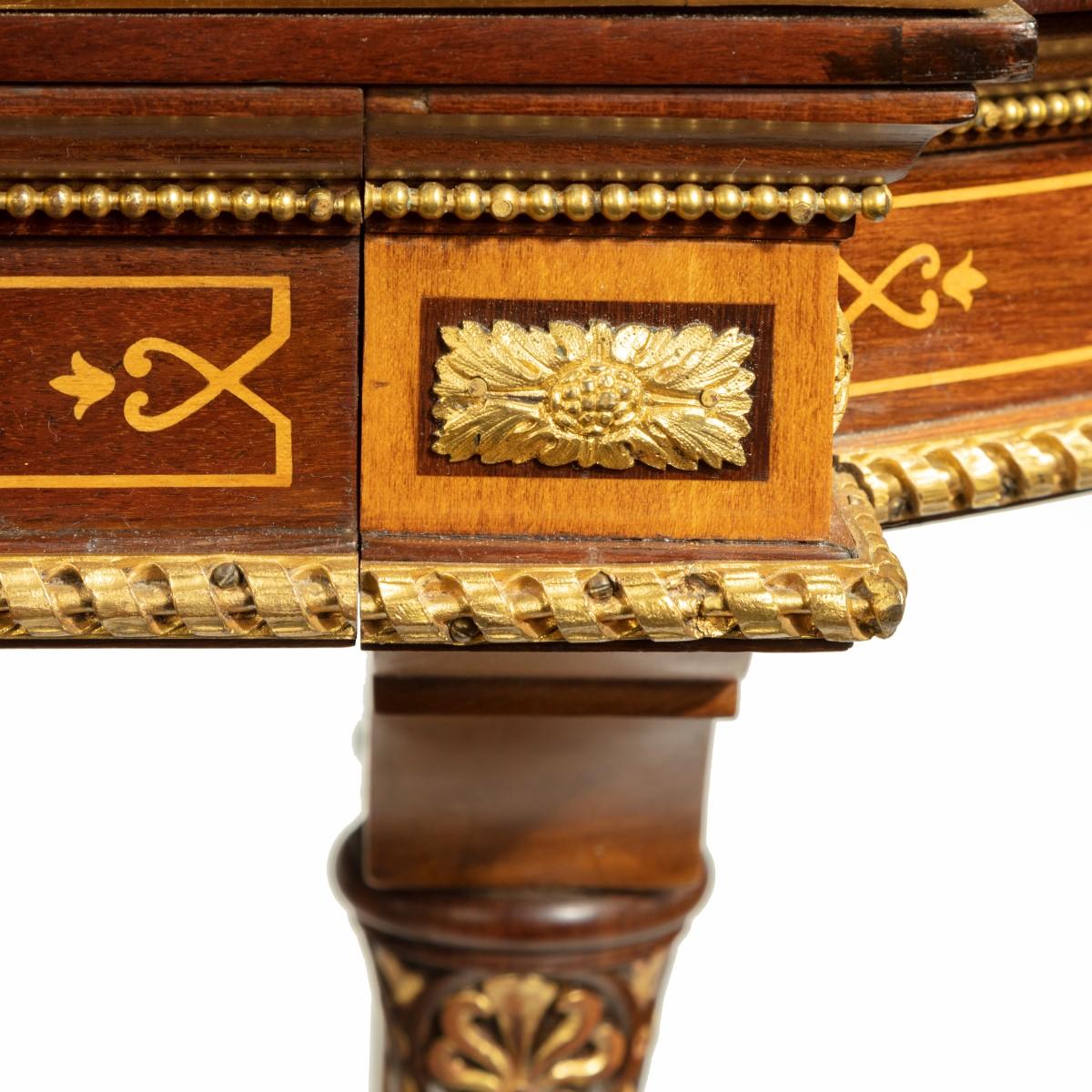Citronnier Table à écrire pour dames en bois de satin fin de l'époque victorienne, attribuée à Holland & Sons en vente