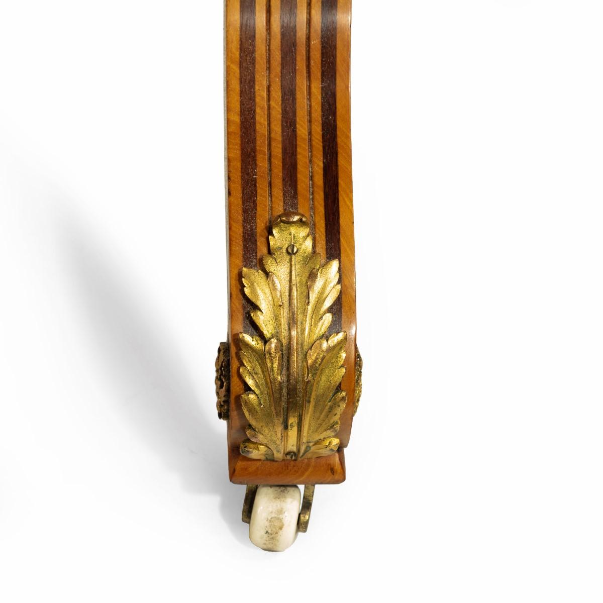 Table à écrire pour dames en bois de satin fin de l'époque victorienne, attribuée à Holland & Sons en vente 2