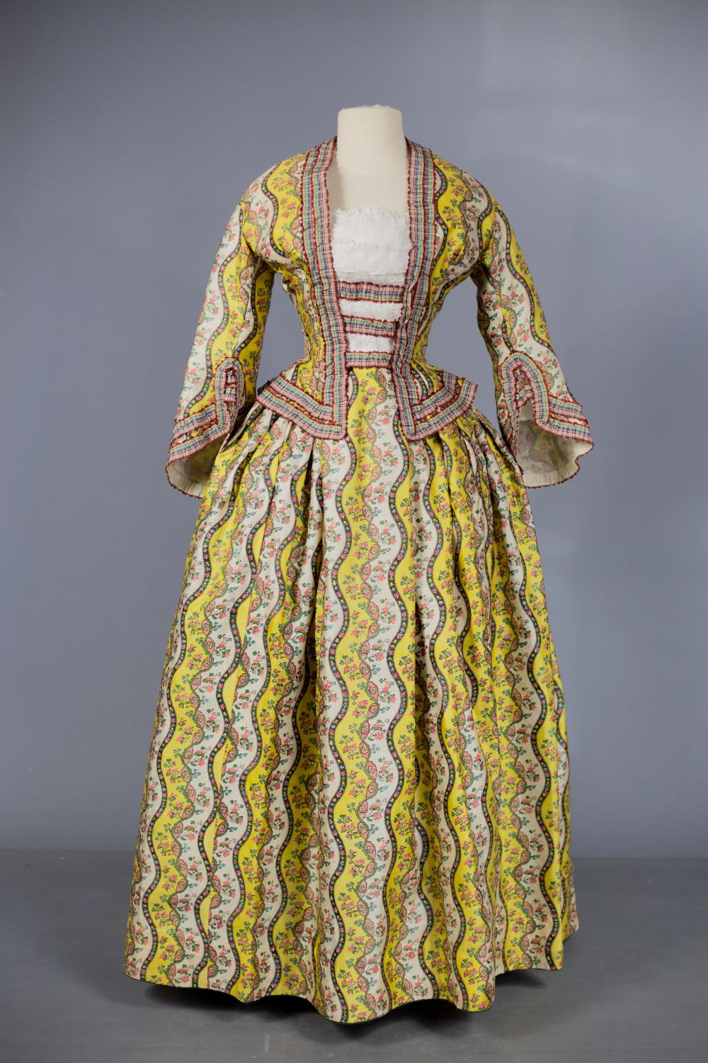 A Victorian French Printed Silk Dress - Provence Circa 1850 5