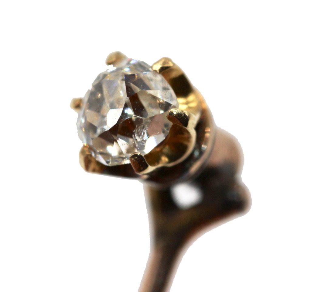 Ein viktorianischer Gentleman 18 Kt Gelbgold und Solitär Diamant Stick Pin. Der Diamant in einer Sechs-Krallen-Fassung mit abnehmbarem Schraubenkopf.
Der Kopf wurde abnehmbar gestaltet, so dass er auch als Kragenspiegel getragen werden konnte.