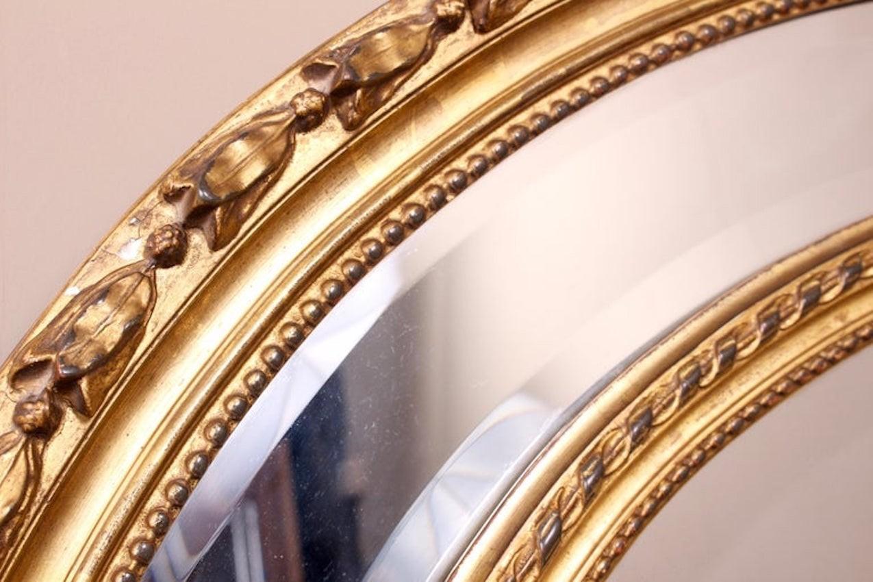 Miroir à plaque marginale ovale en bois doré de l'époque victorienne en vente 2