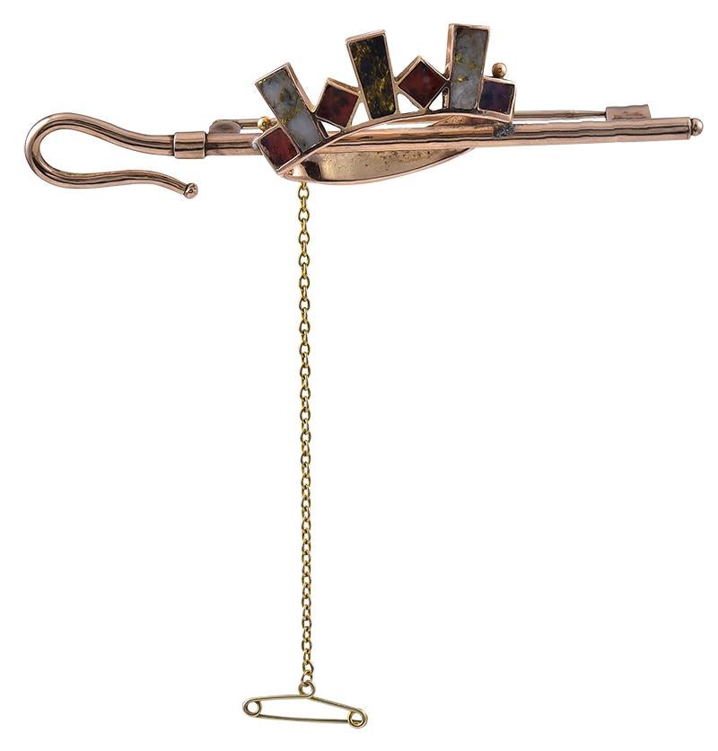 Victorian Gold and Agate Crown and Shepherds Crook Brooch In Good Condition For Sale In London, GB