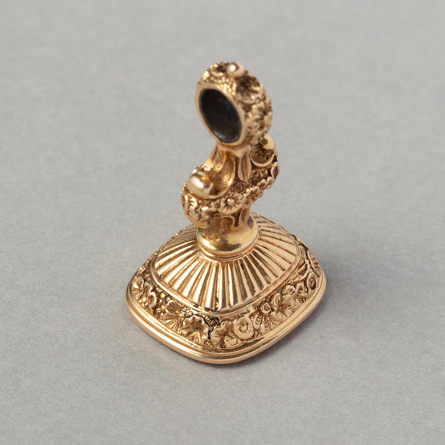 A Victorian Gold and Carnelian Seal with a Horse Crest In Good Condition In Amsterdam, NL