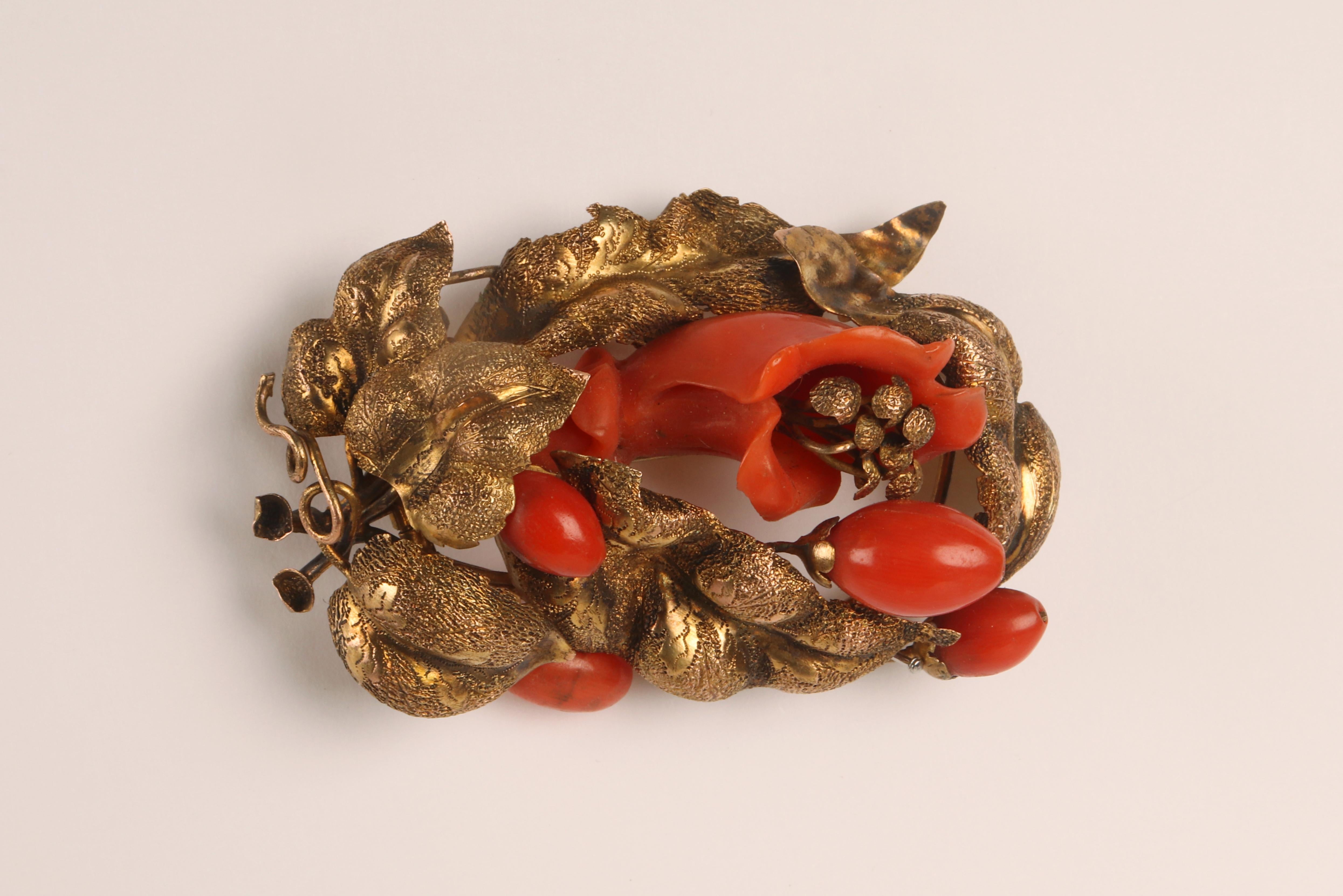Ein viktorianisches Gold- und Korallenset aus Sciacca, Brosche und Ohrringen. England, 1880. (Englisch) im Angebot