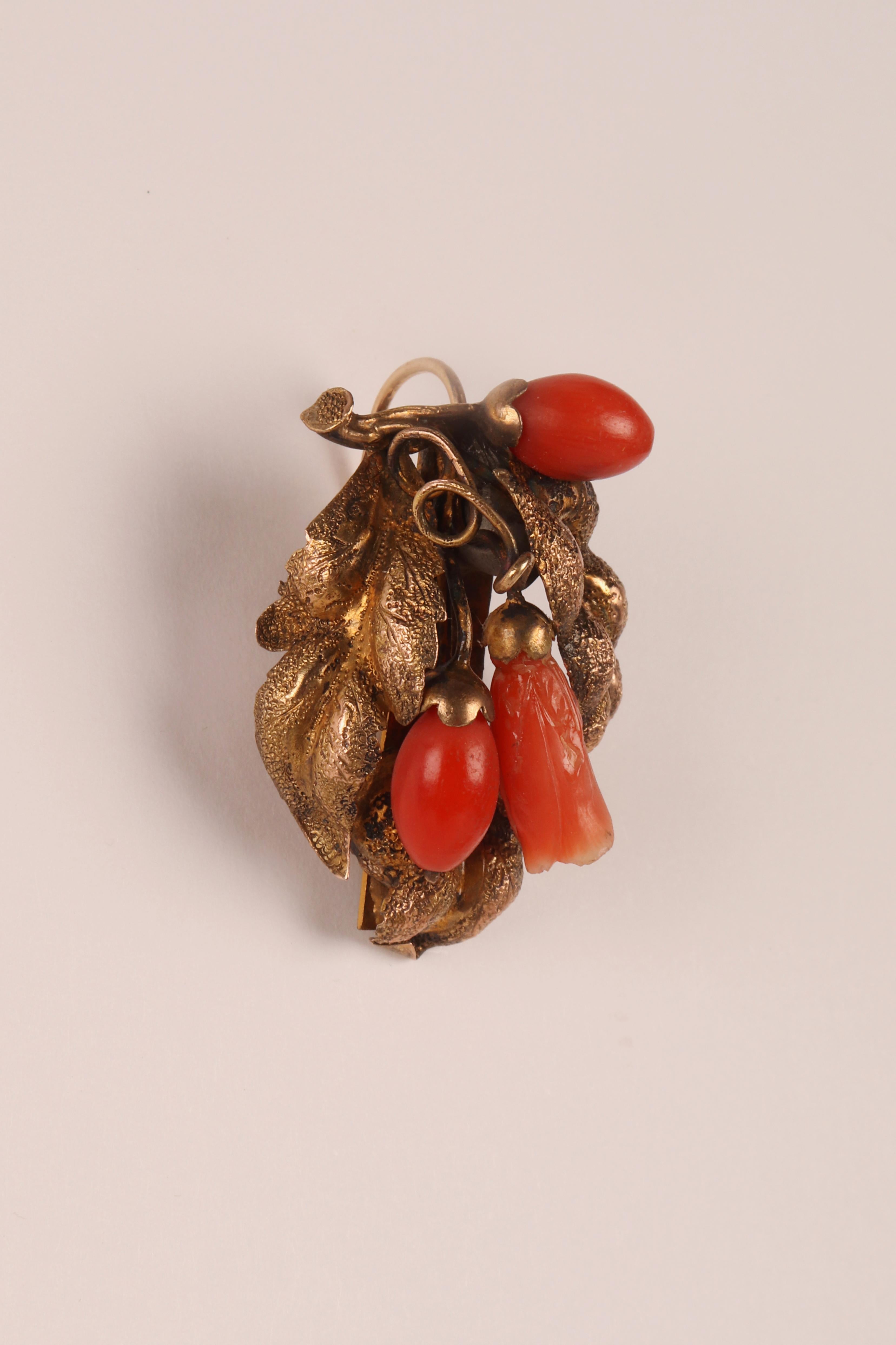 Ein viktorianisches Gold- und Korallenset aus Sciacca, Brosche und Ohrringen. England, 1880. im Zustand „Gut“ im Angebot in Milan, IT