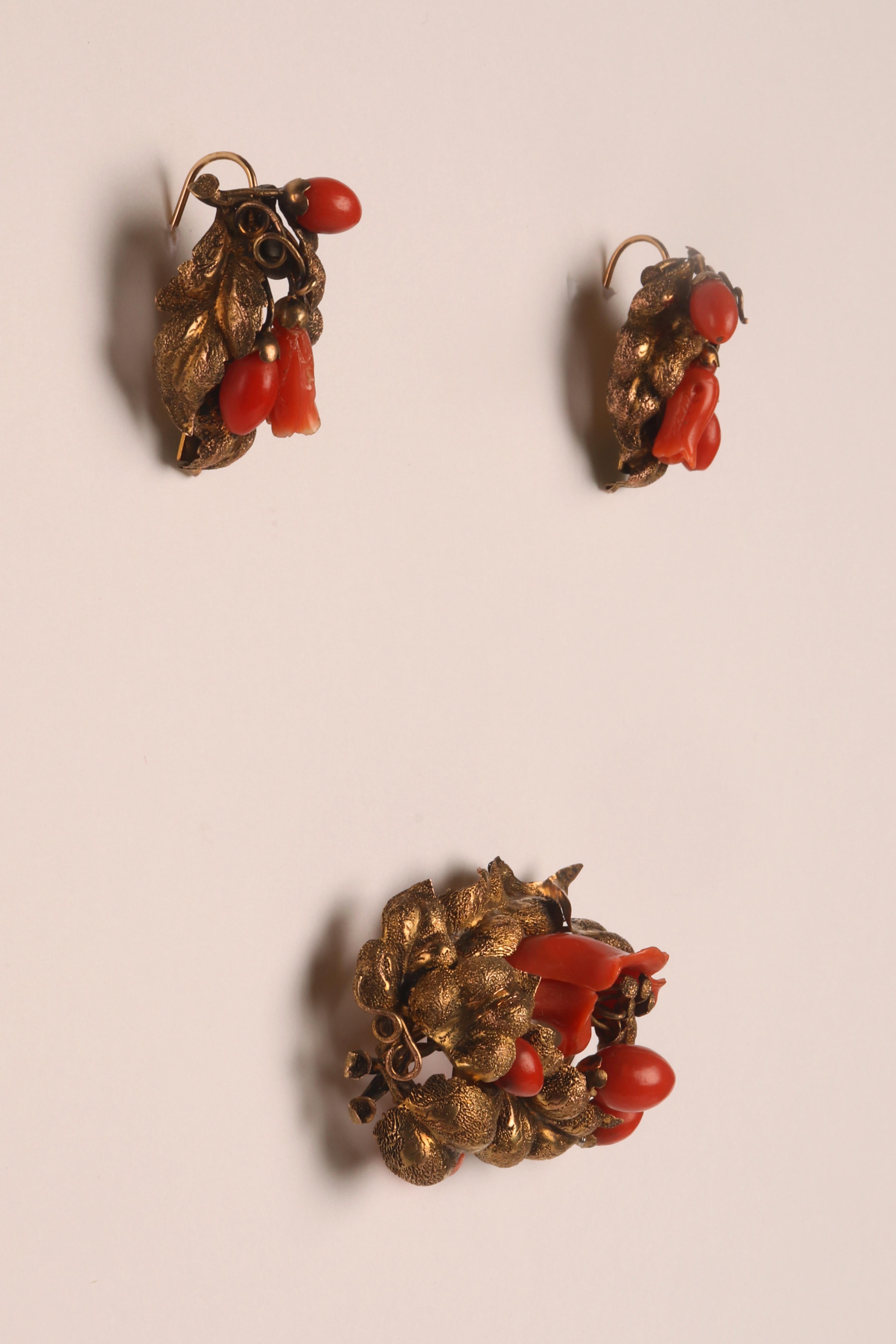 19th Century A Victorian gold and coral set from Sciacca, brooch and earrings. England, 1880. For Sale