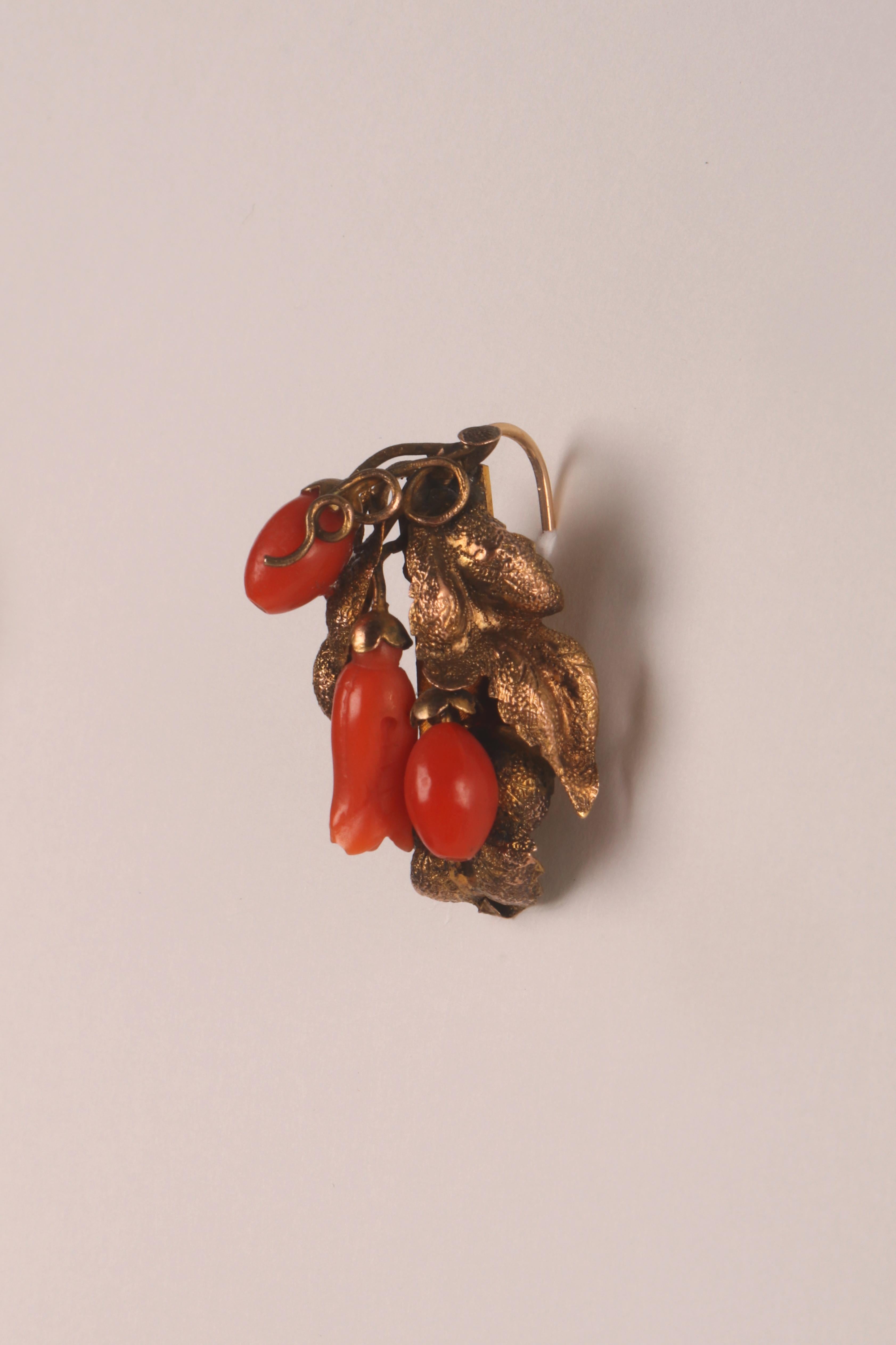 Or Un ensemble victorien en or et corail de Sciacca, broche et boucles d'oreilles Angleterre, 1880. en vente