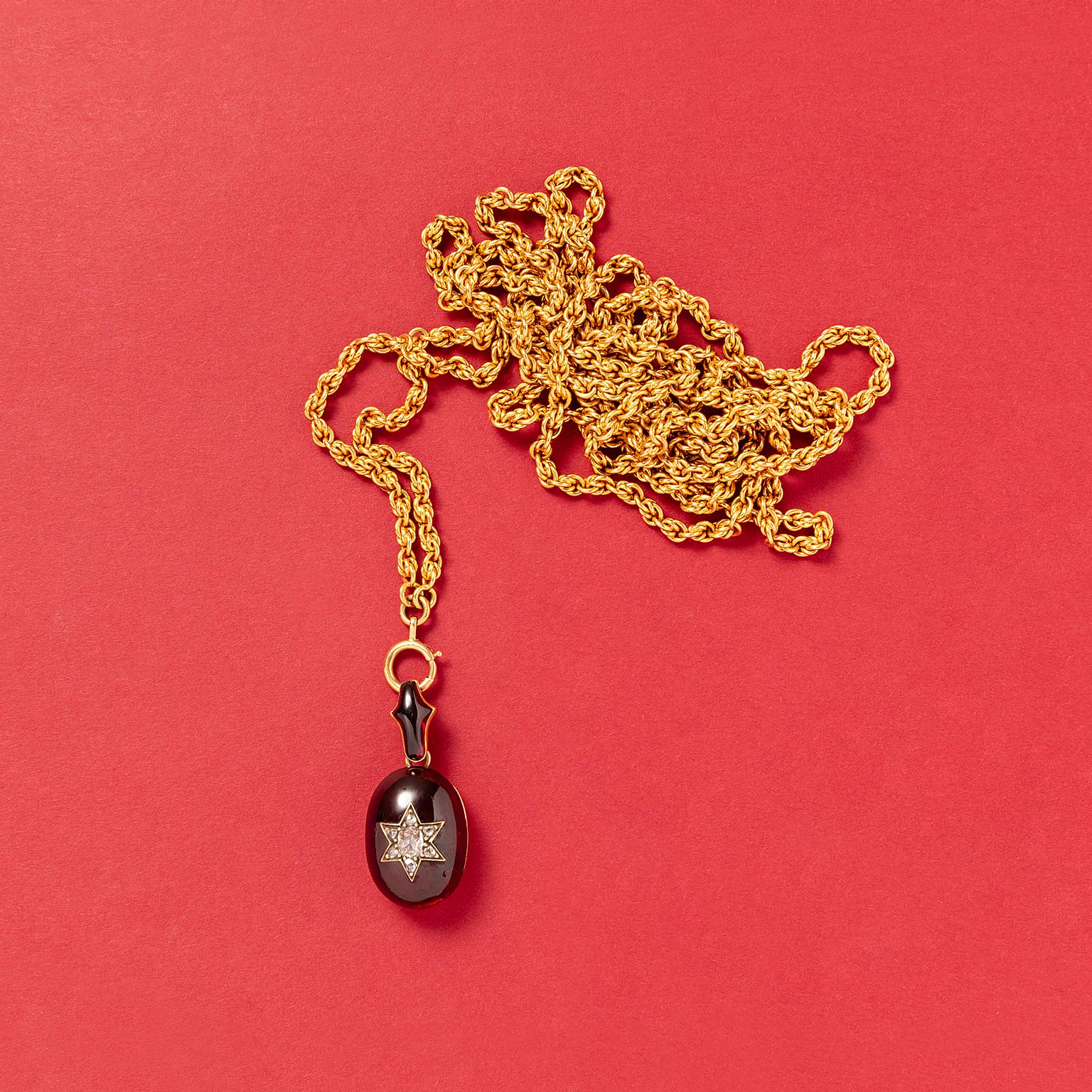 A Victorian Gold and Garnet Pendant with a Diamond Star In Good Condition For Sale In Amsterdam, NL
