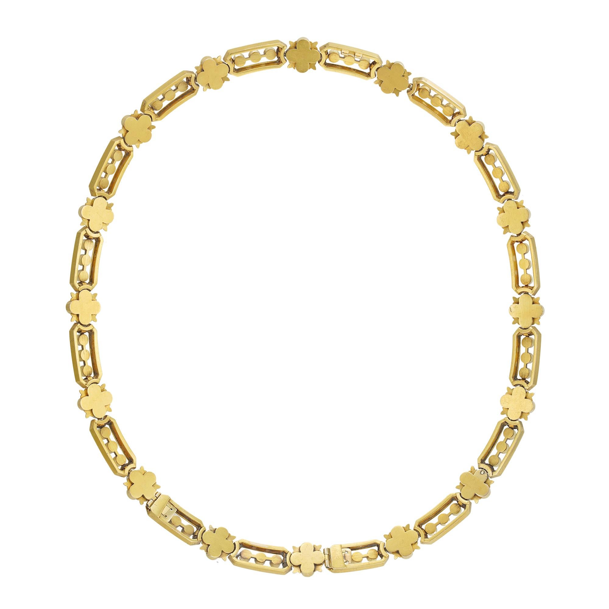 Collier victorien en or et perles, seize maillons rectangulaires chacun serti de trois perles dans un motif ajouré, tous sertis alternativement de maillons quadrilobés chacun serti d'une perle, montés en or jaune avec deux fermoirs dissimulés, vers