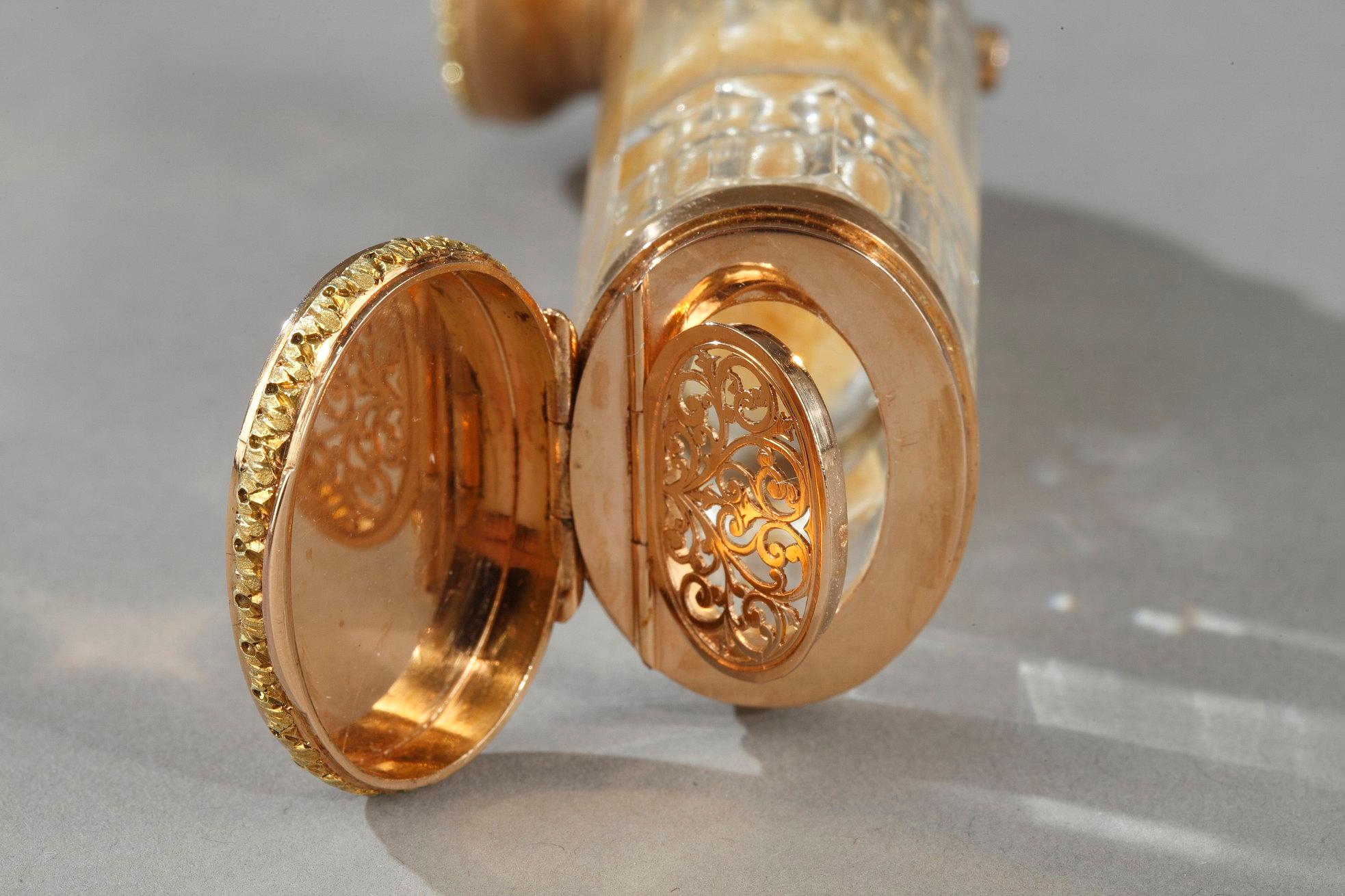 Doppelseitige Kristall-Duftflasche im viktorianischen Stil aus Gold im Zustand „Gut“ im Angebot in Paris, FR