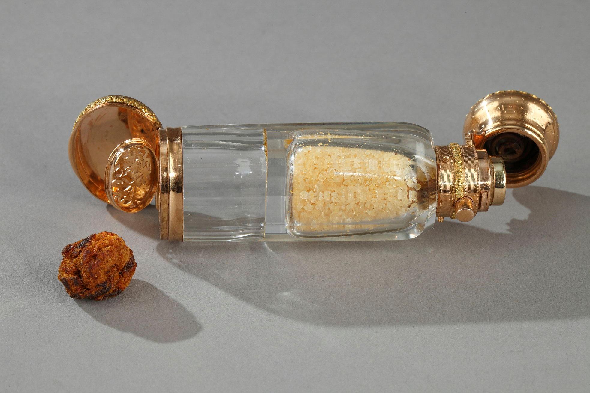 Bouteille à parfum victorienne en cristal à double extrémité en or en vente 1