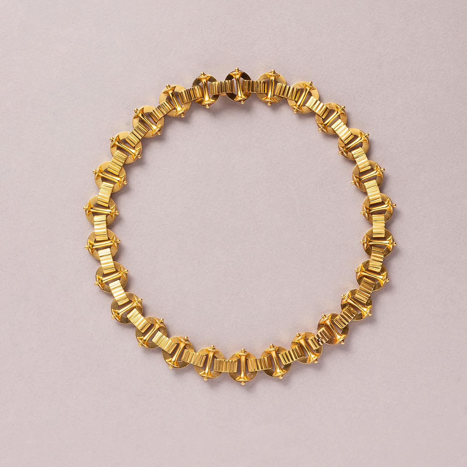 Eine viktorianische Halskette aus 15 Karat Gold mit reichhaltig gearbeiteten Gliedern, England, um 1890. 

Gewicht: 38,69 Gramm
Länge: 39,5 cm
Breite: 1,5 cm