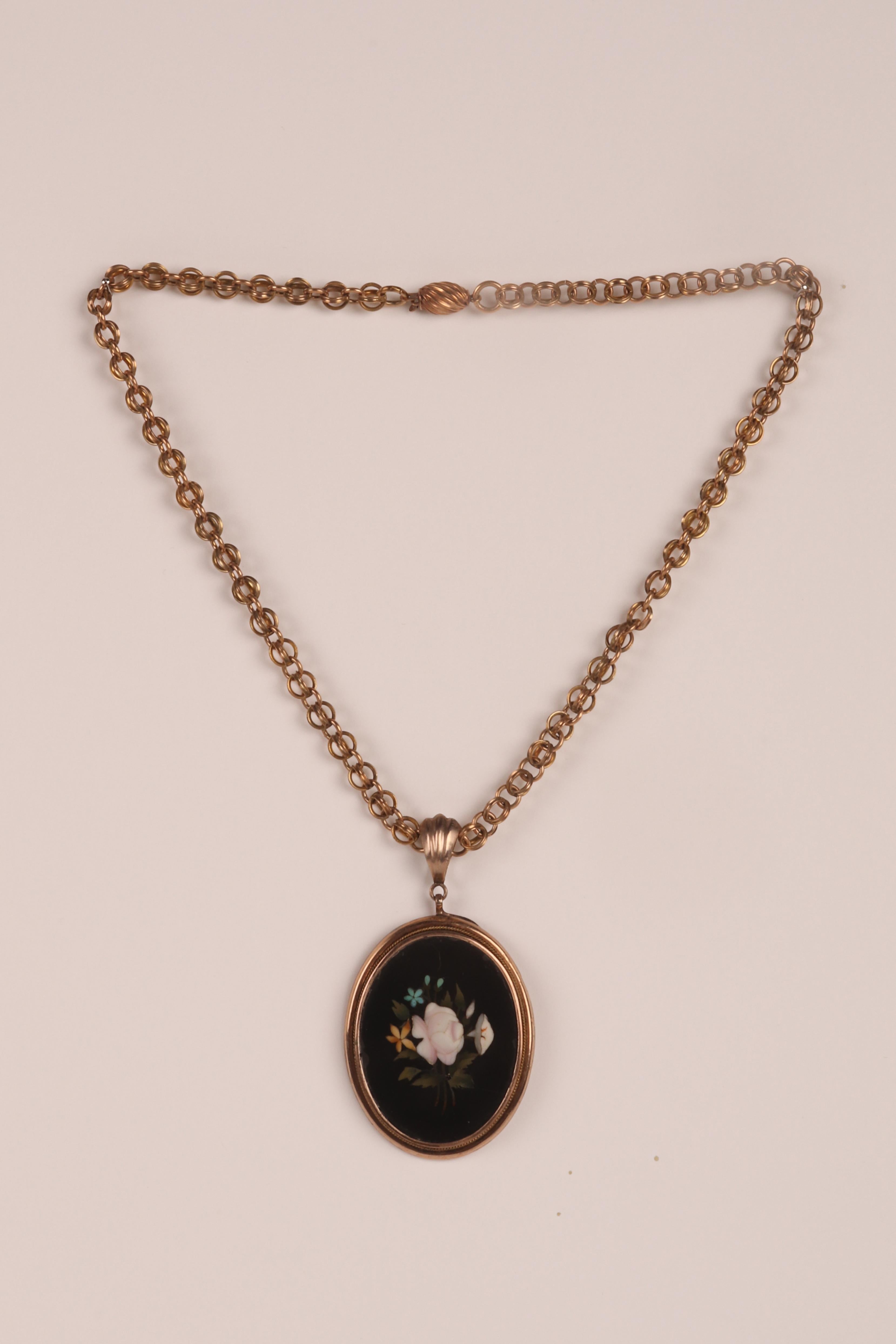Victorian gold necklace with pendant. The chain link, in 14 Kt gold, alternates simple circular beads with double ones crossed with hollow section circles. The firmness is twisted spindle. The pendant is linked to the necklace by an oblong