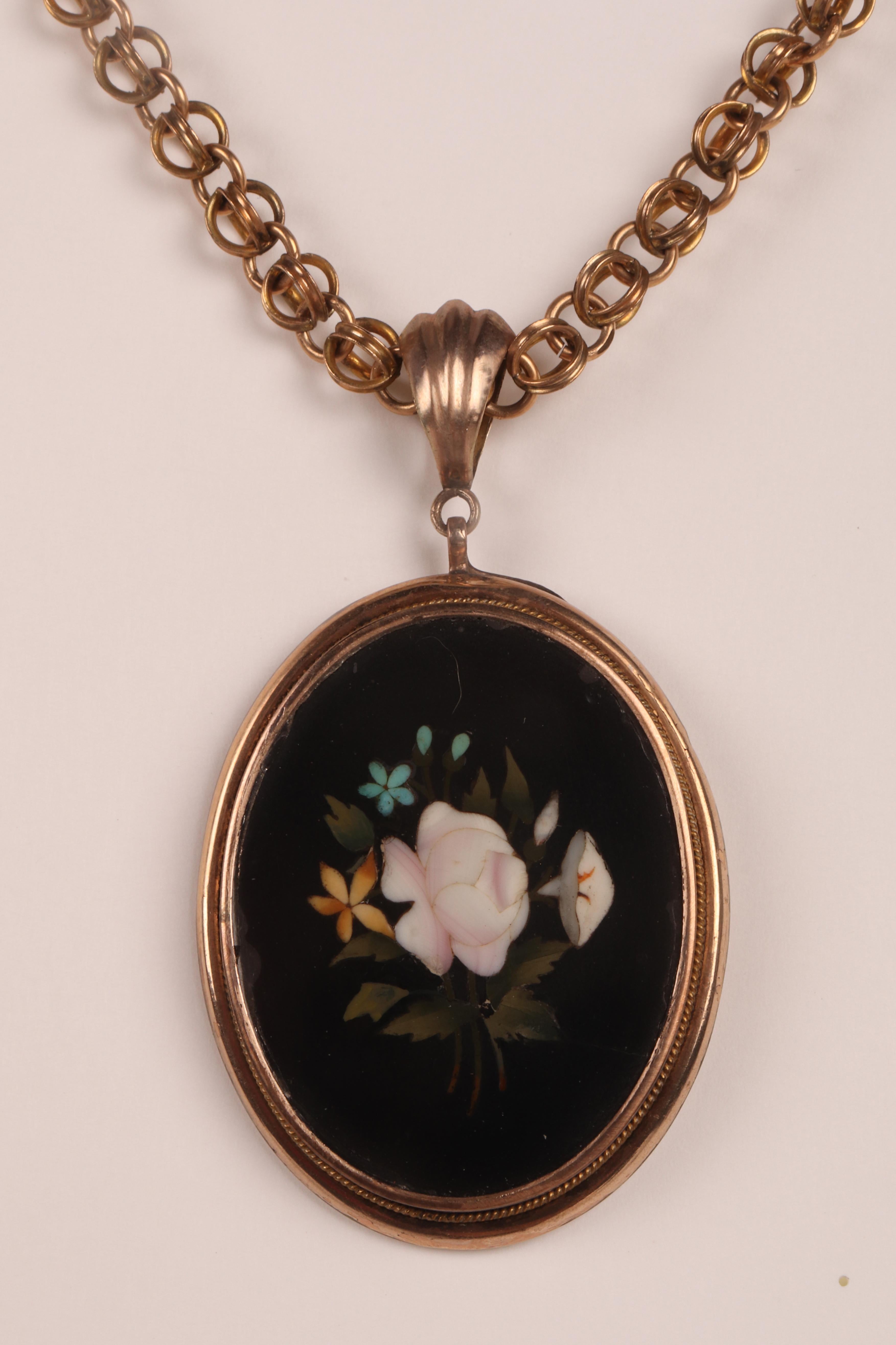 English A Victorian gold necklace with a pietradura medallion pendant. England, 1860. For Sale