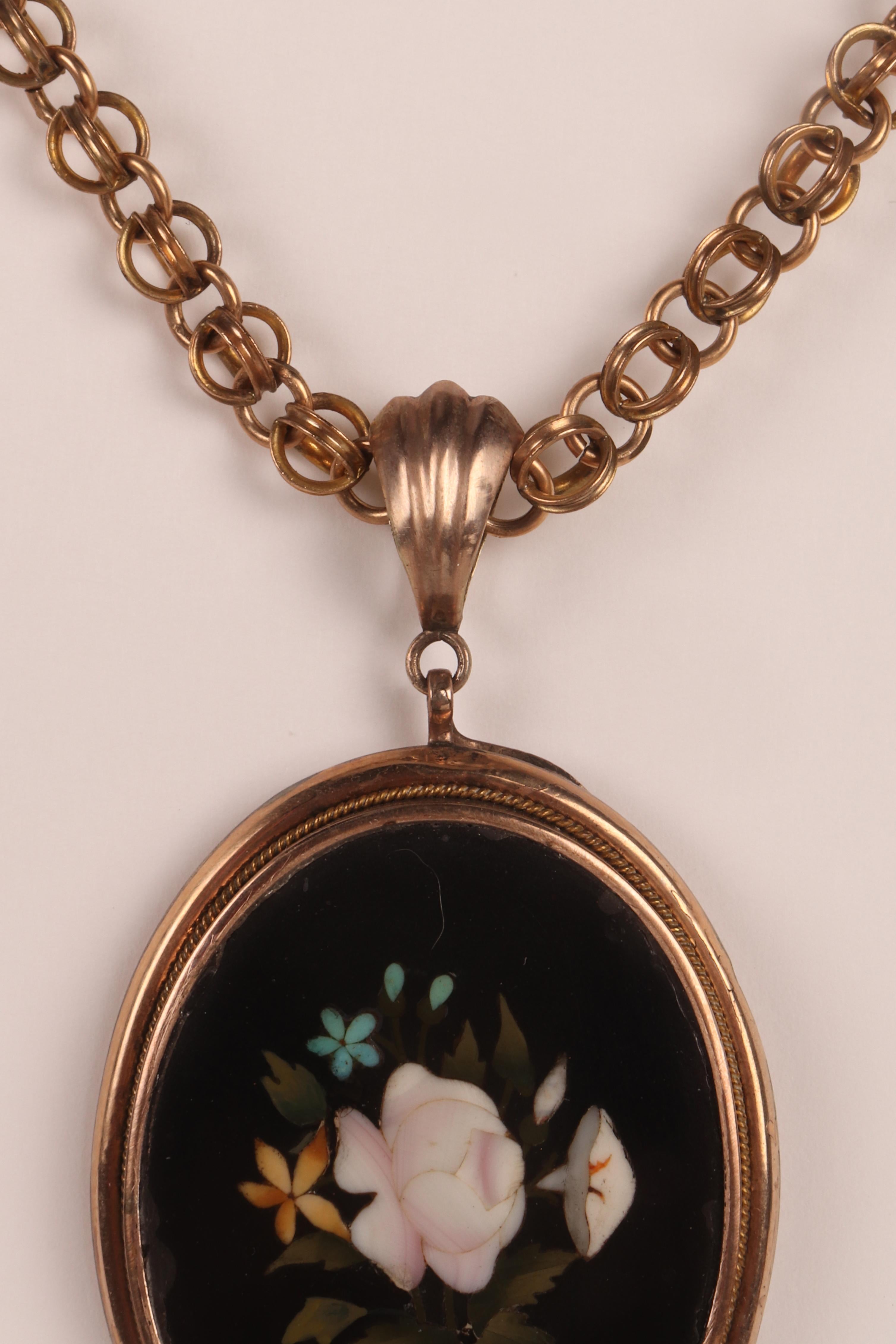A Victorian gold necklace with a pietradura medallion pendant. England, 1860. In Good Condition For Sale In Milan, IT