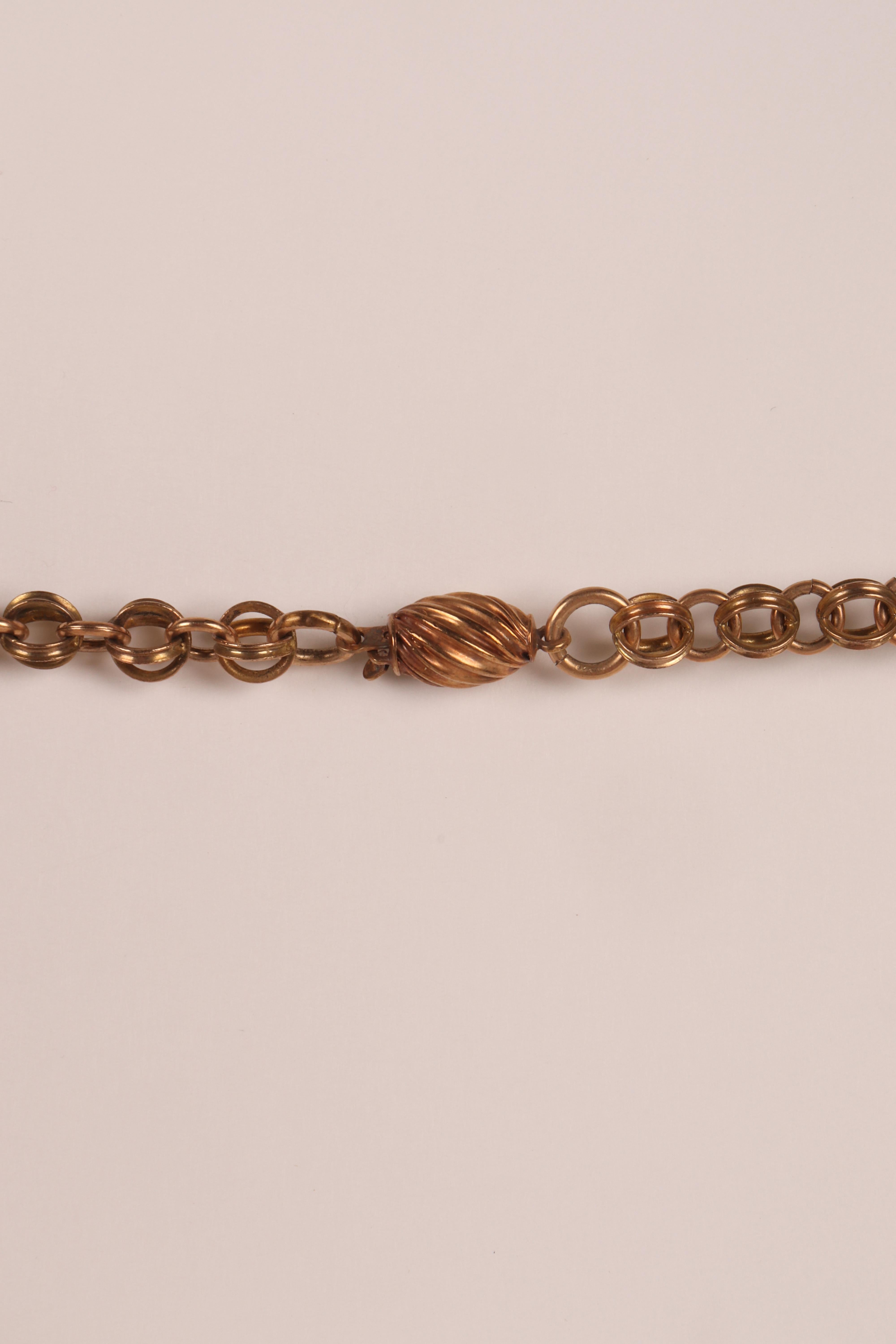 XIXe siècle Un collier victorien avec un pendentif médaillon pietradura Angleterre, 1860. en vente