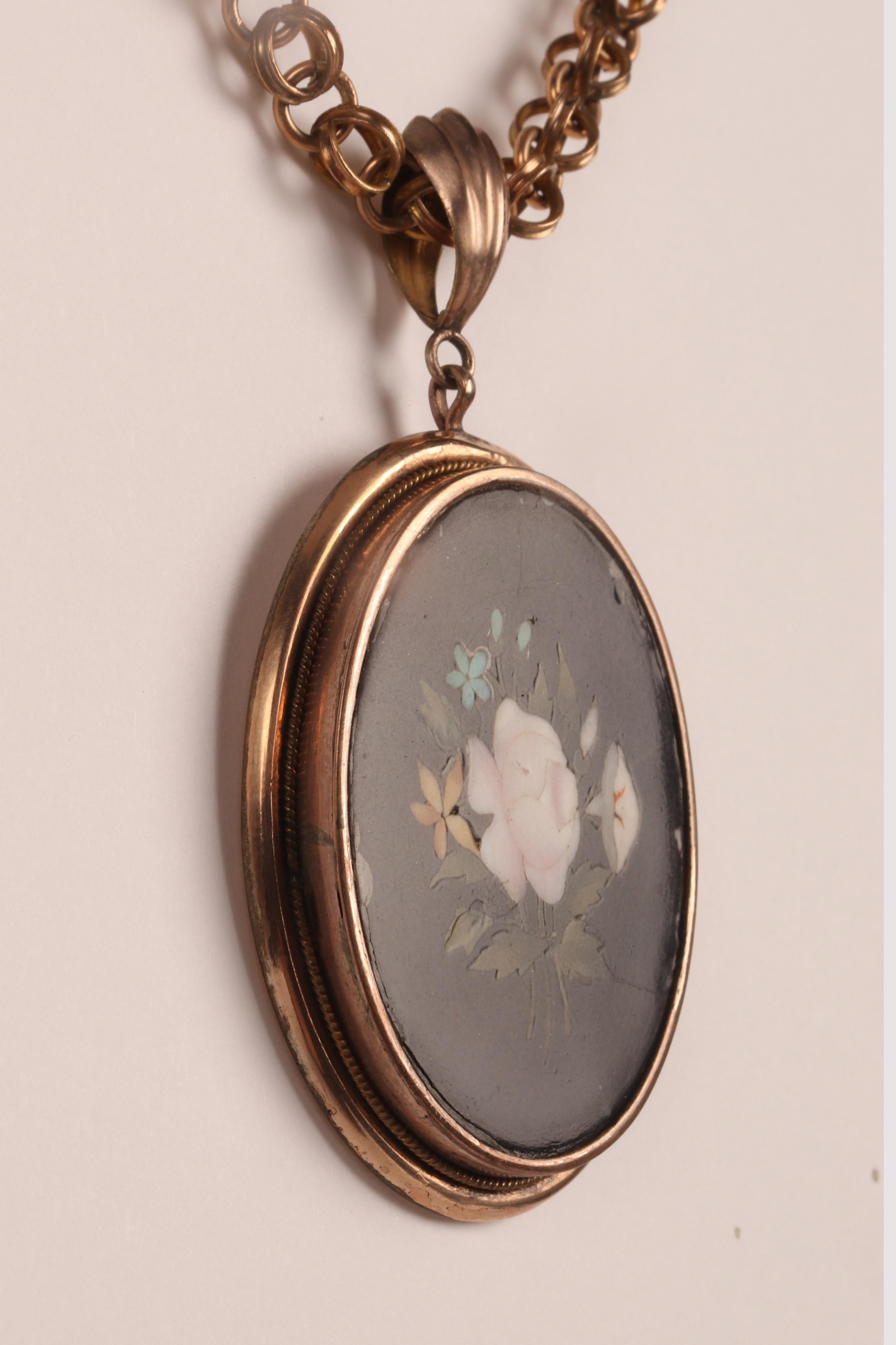 Or Un collier victorien avec un pendentif médaillon pietradura Angleterre, 1860. en vente