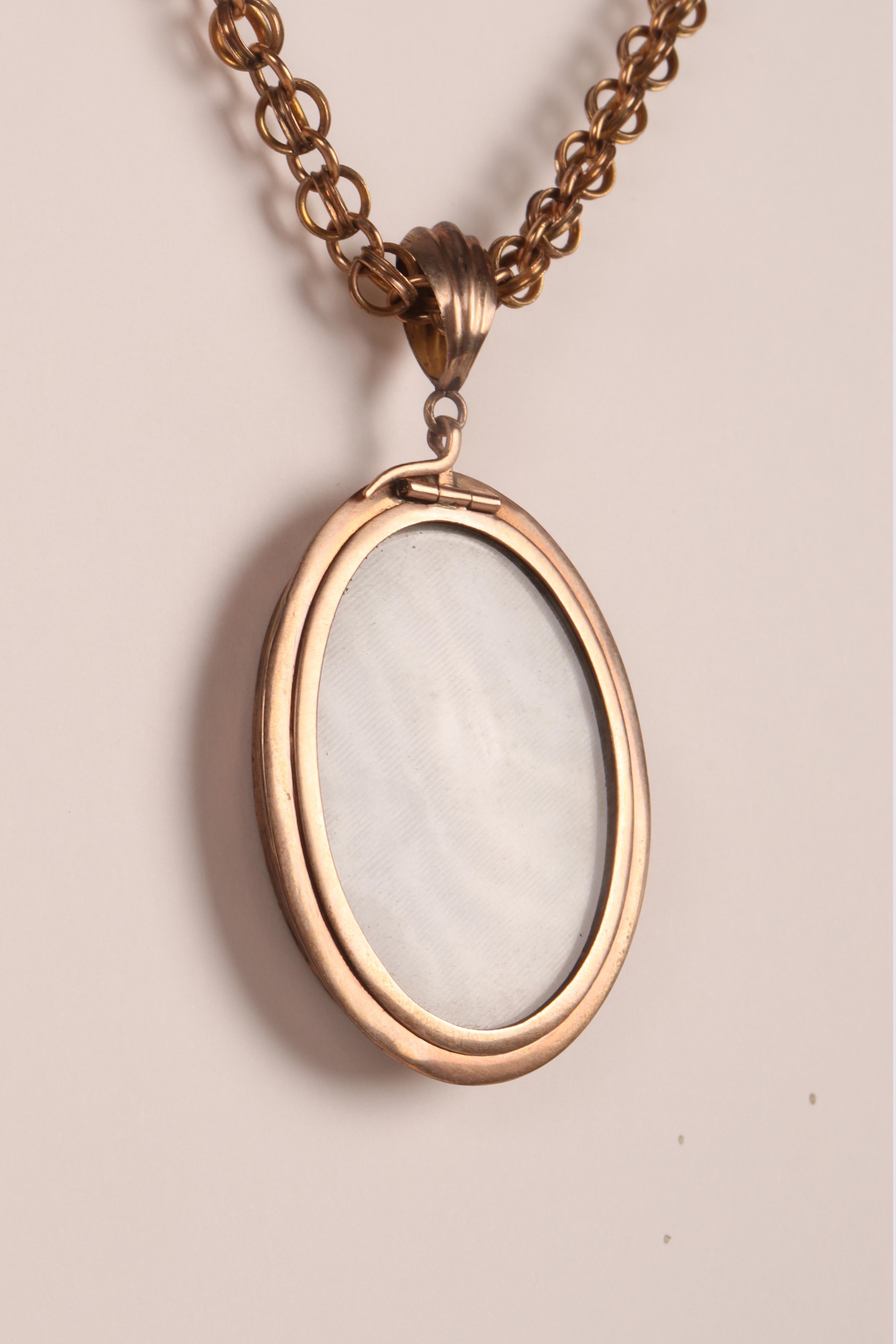 A Victorian gold necklace with a pietradura medallion pendant. England, 1860. For Sale 1