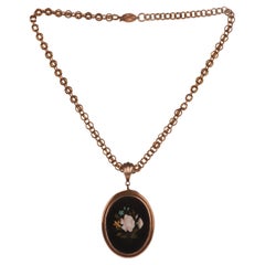 A Victorian gold necklace with a pietradura medallion pendant. England, 1860.