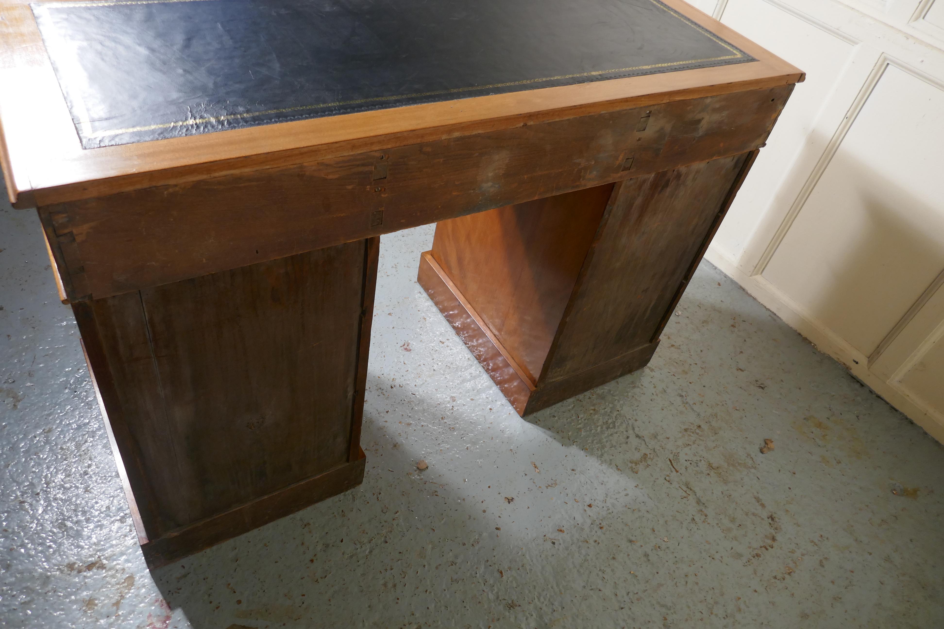 A Victorian Good Quality Pedestal Desk    For Sale 4
