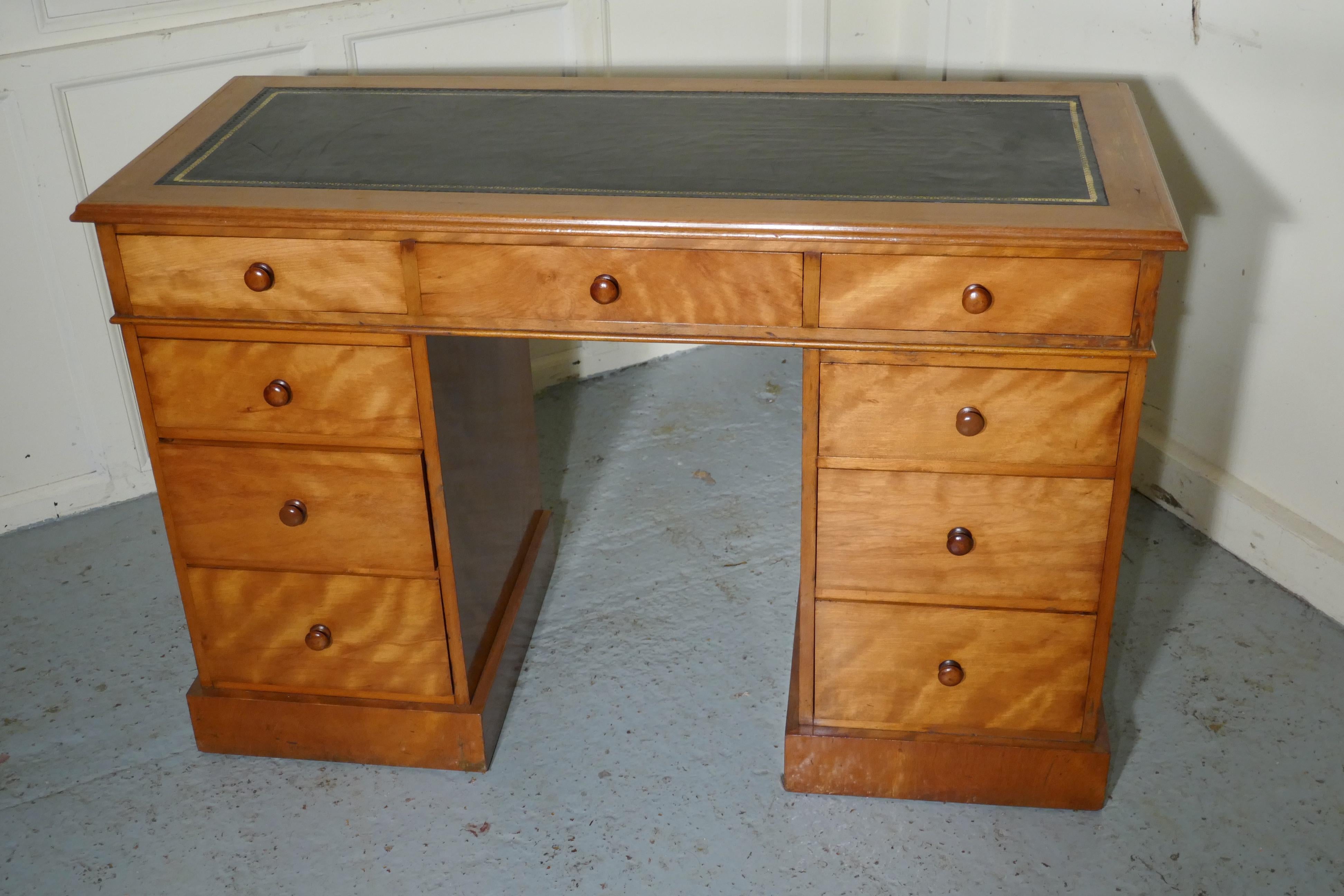 A Victorian Good Quality Pedestal Desk    In Good Condition For Sale In Chillerton, Isle of Wight