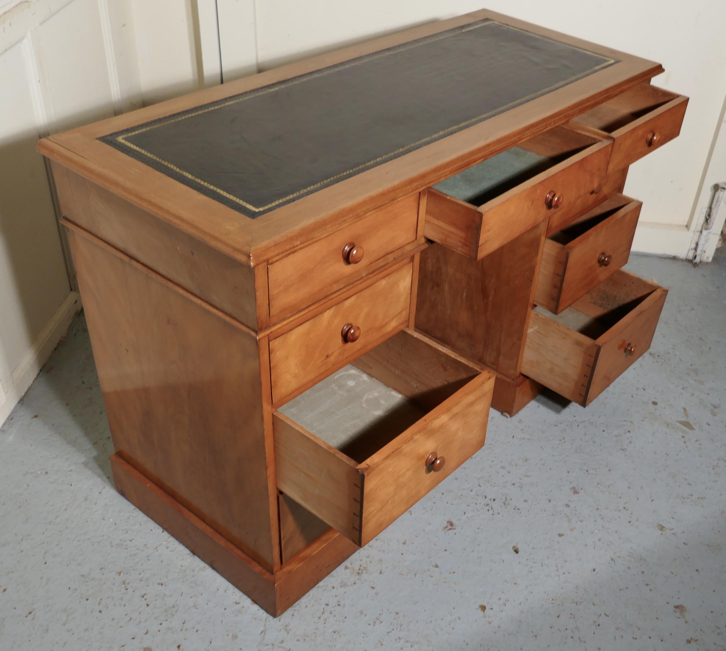 A Victorian Good Quality Pedestal Desk    For Sale 2