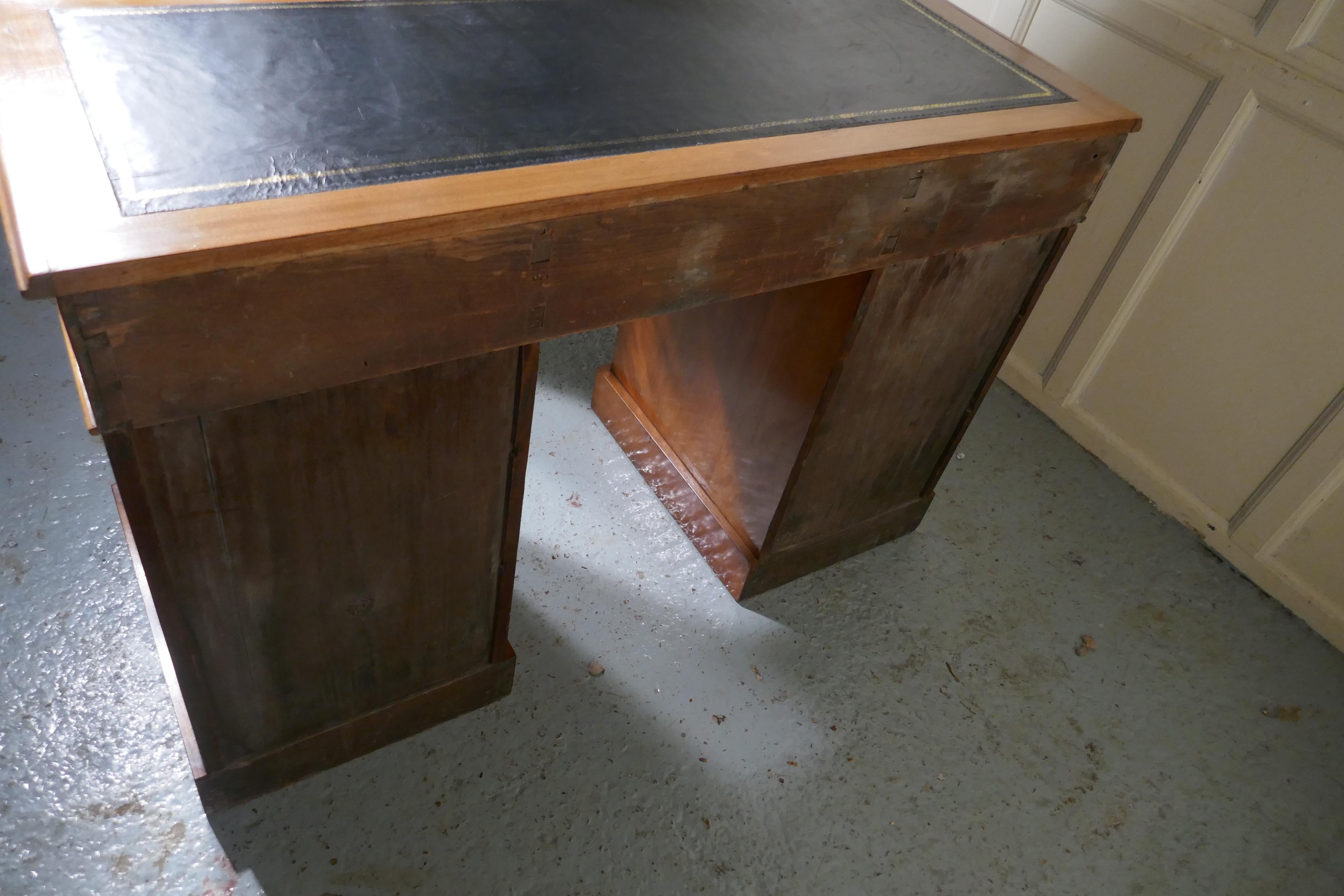 A Victorian Good Quality Pedestal Desk    For Sale 3